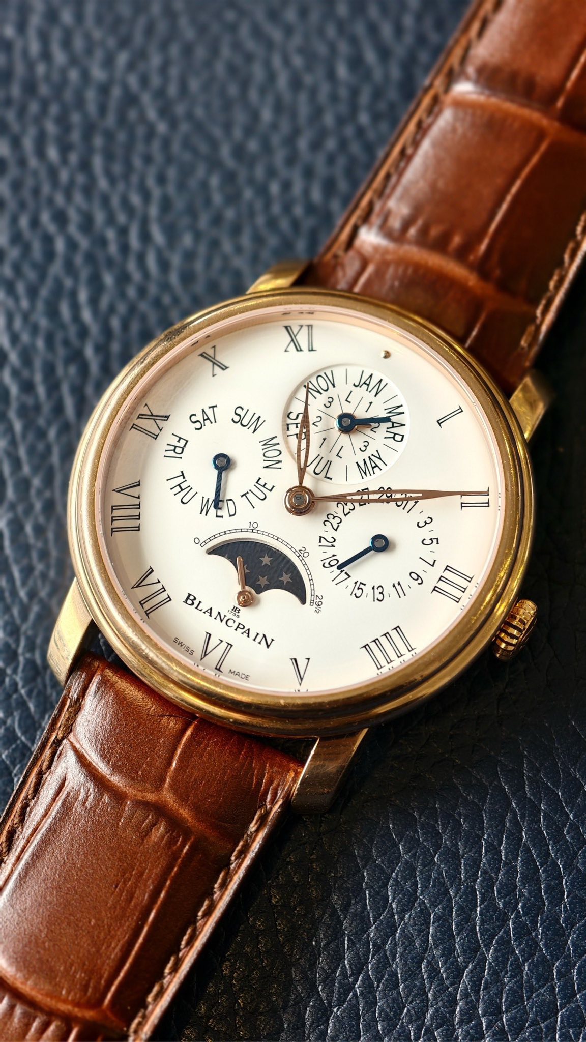 May be an image of wrist watch and text that says 'I X XI Νον JAN t = SAT SUN ص 2 MAR A 천 WED TUE MON UL N VII า BLANCPAIN SwnSs BLANCPAIN 1.0 VI. MADE V II ب 1 1 Il m'