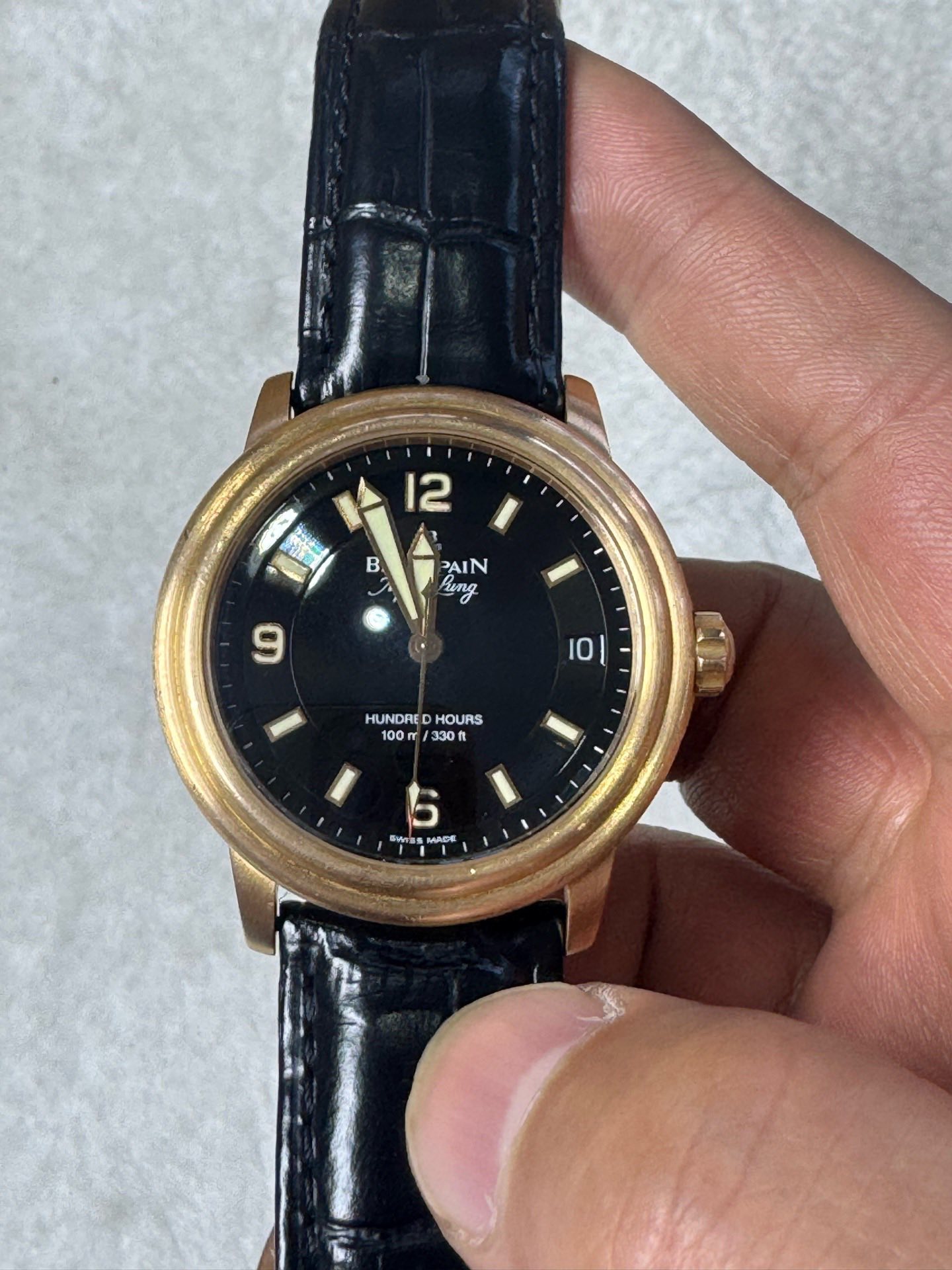 May be an image of wrist watch and text that says 'I 12 B. PAIN leng 9 10 HUNDRED HOURS 100 HUSS m 330年 6 SW MADE MADE'