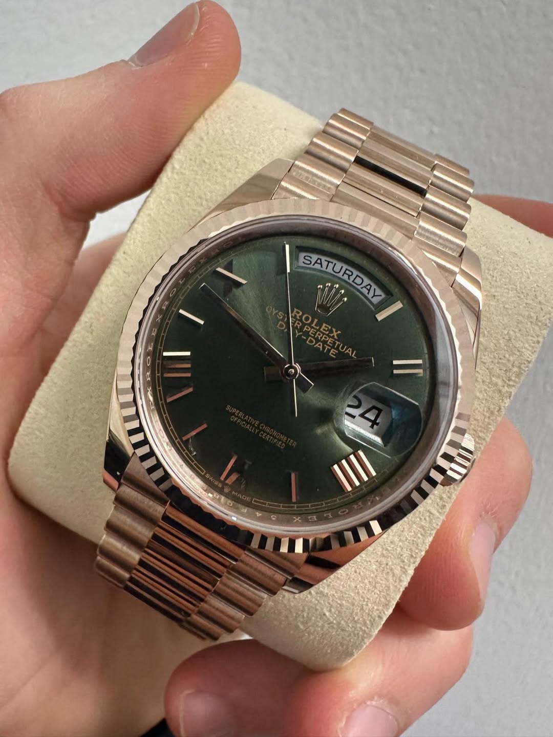 May be an image of wrist watch and text that says 'SATURDAY ARM afiia ROLEX PERPETUAL R د'