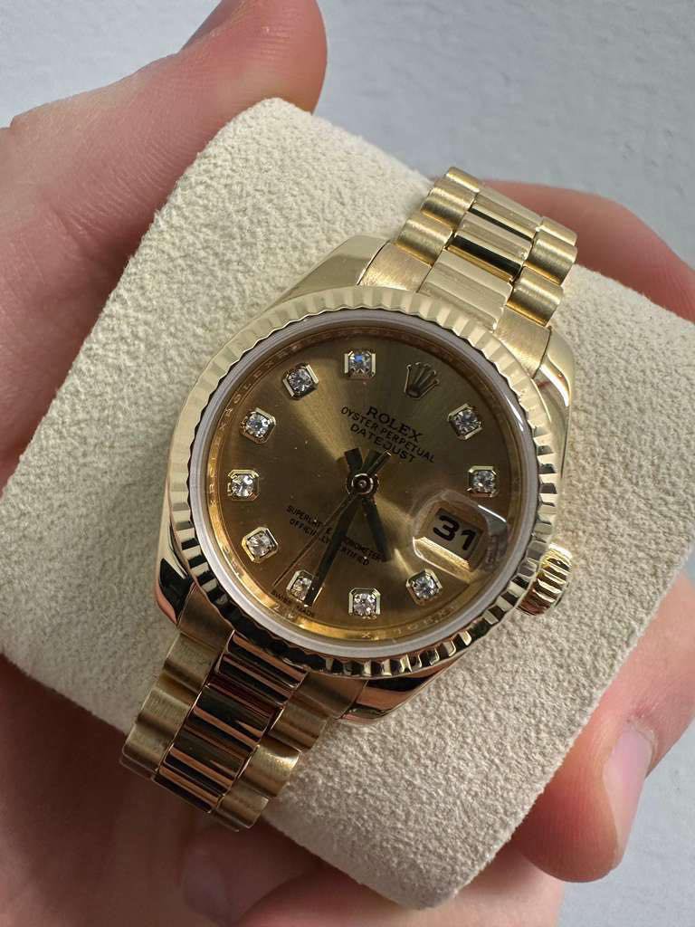 May be an image of wrist watch and text that says 'C9I 劇 劇 ሰቃላ P কুভী መመ'