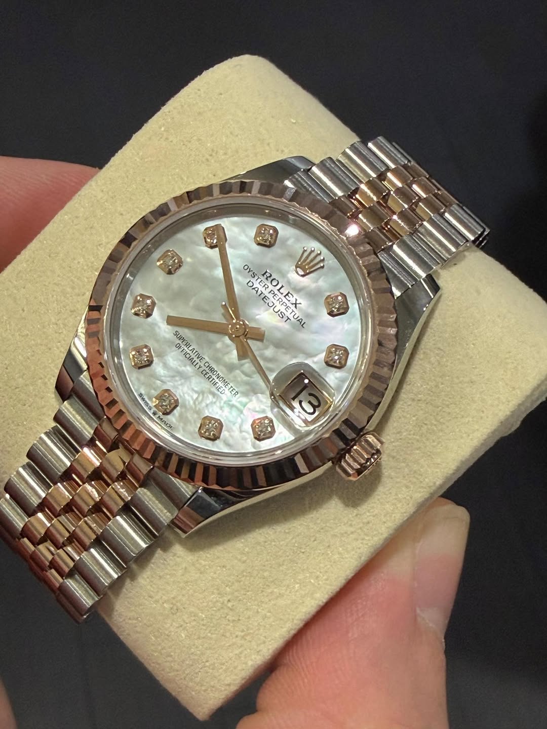 May be an image of wrist watch and text that says 'OYS DER DAT DAR ATEJUST ROLEETUA TE DATEJ YSTERP STERT ROLEX PERPET ROL رو ESXPETI EJU SUPERLA SUPPRLAR FFICIALTY FIIANE…