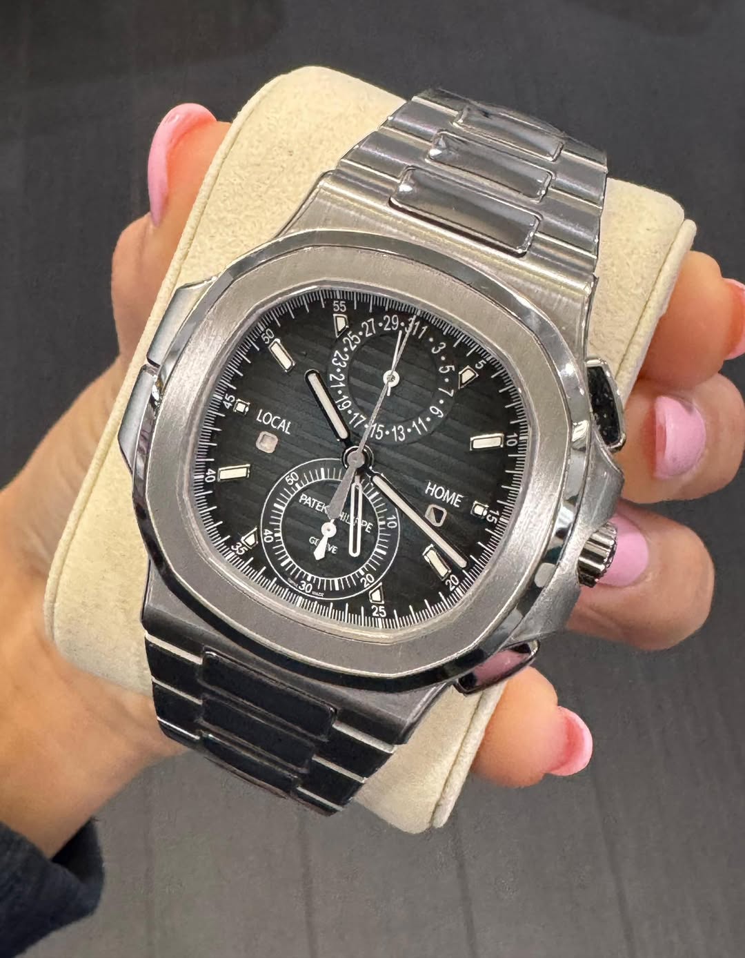 May be an image of wrist watch and text that says '55 5 5 up 29. 3 今 ه للا LOCAL జಿ ° 13 ر 4O 40 I 10 50 PATEK 0 PE ගදි 10 অ HOME 0 C U 7 20 O wdtsatus 25'