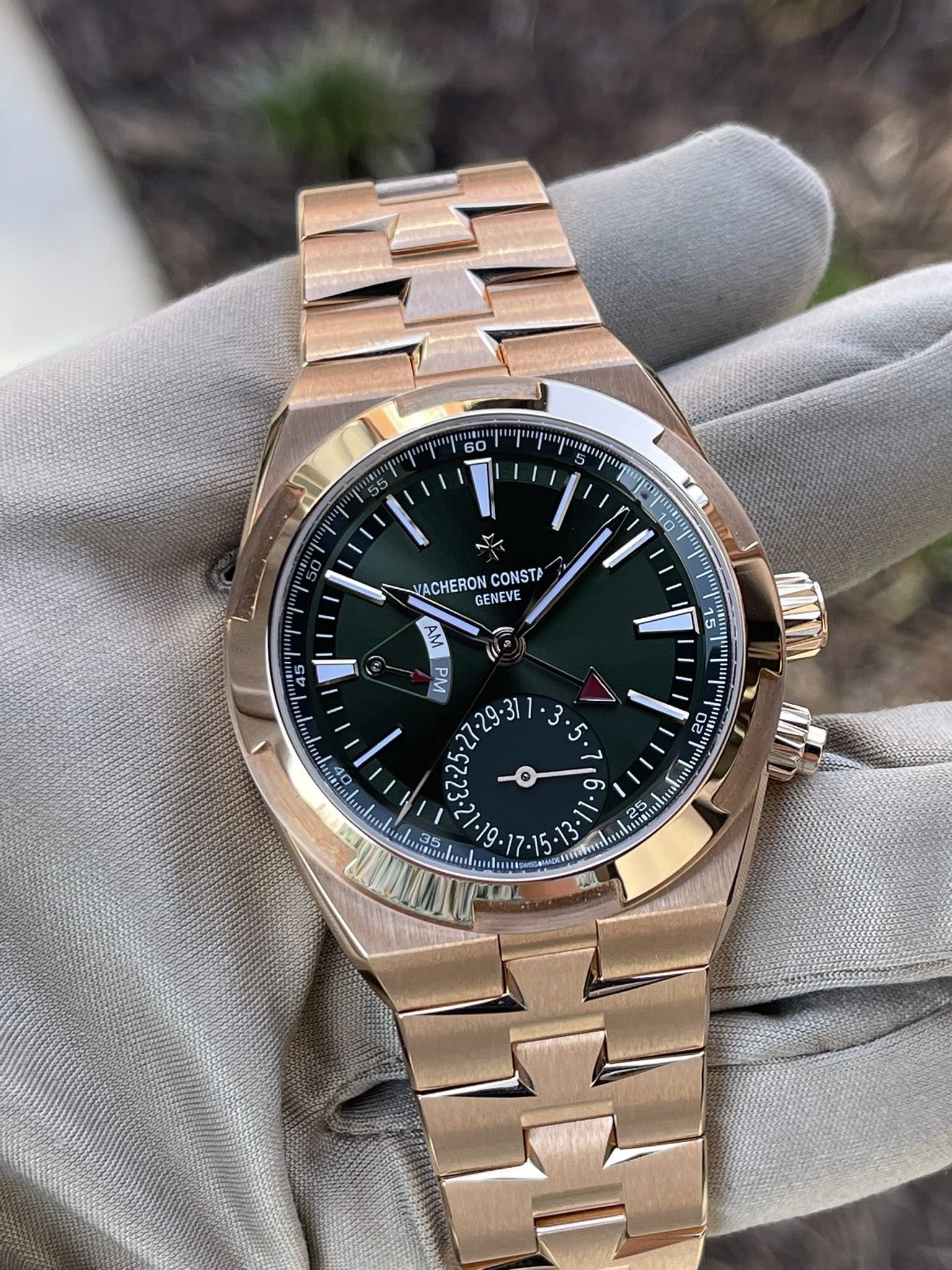 May be an image of wrist watch and text that says '車 اه ሞጣ 10"1 MACHERON YACHERONCONSTA GENEVE CONSTA 45 S AM No PM ي ٧ 9 leuiais o o 7-15'