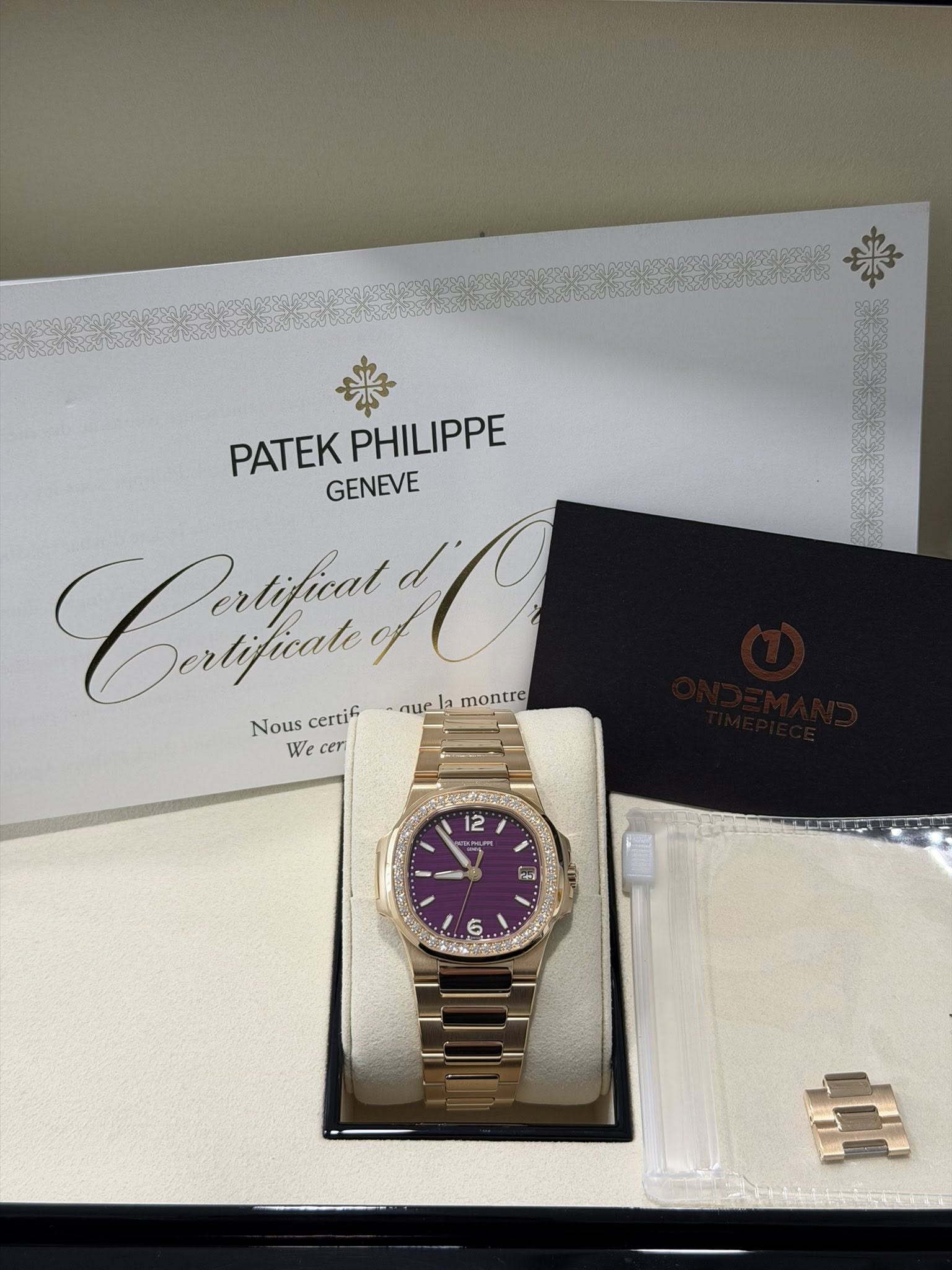 May be an image of wrist watch and text that says '楽 来 PATEK PATEKPHILIPPE PHILIPPE GENEVE Ciffny C Derlificate Nous Nouscertif certif nuela montre We Wecer cer 12 6'