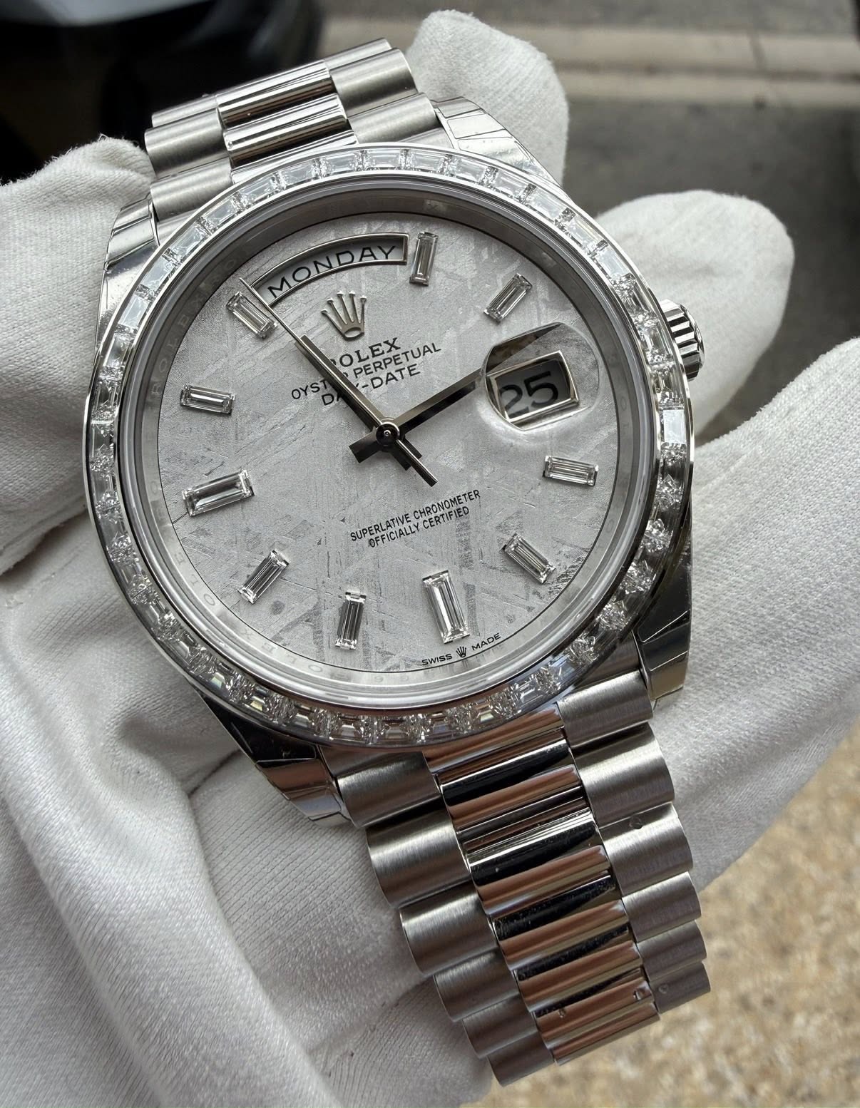 May be an image of wrist watch and text that says 'MONDAY ΛOΝΔΑ M II W 0 OLEX PERPETUAL PERPETUAL TUAL PERPET OYS DATE ل CHRONOMETER TER SUPERLATIVE OFFICIALLY CERTIFTE 3 MAOK…