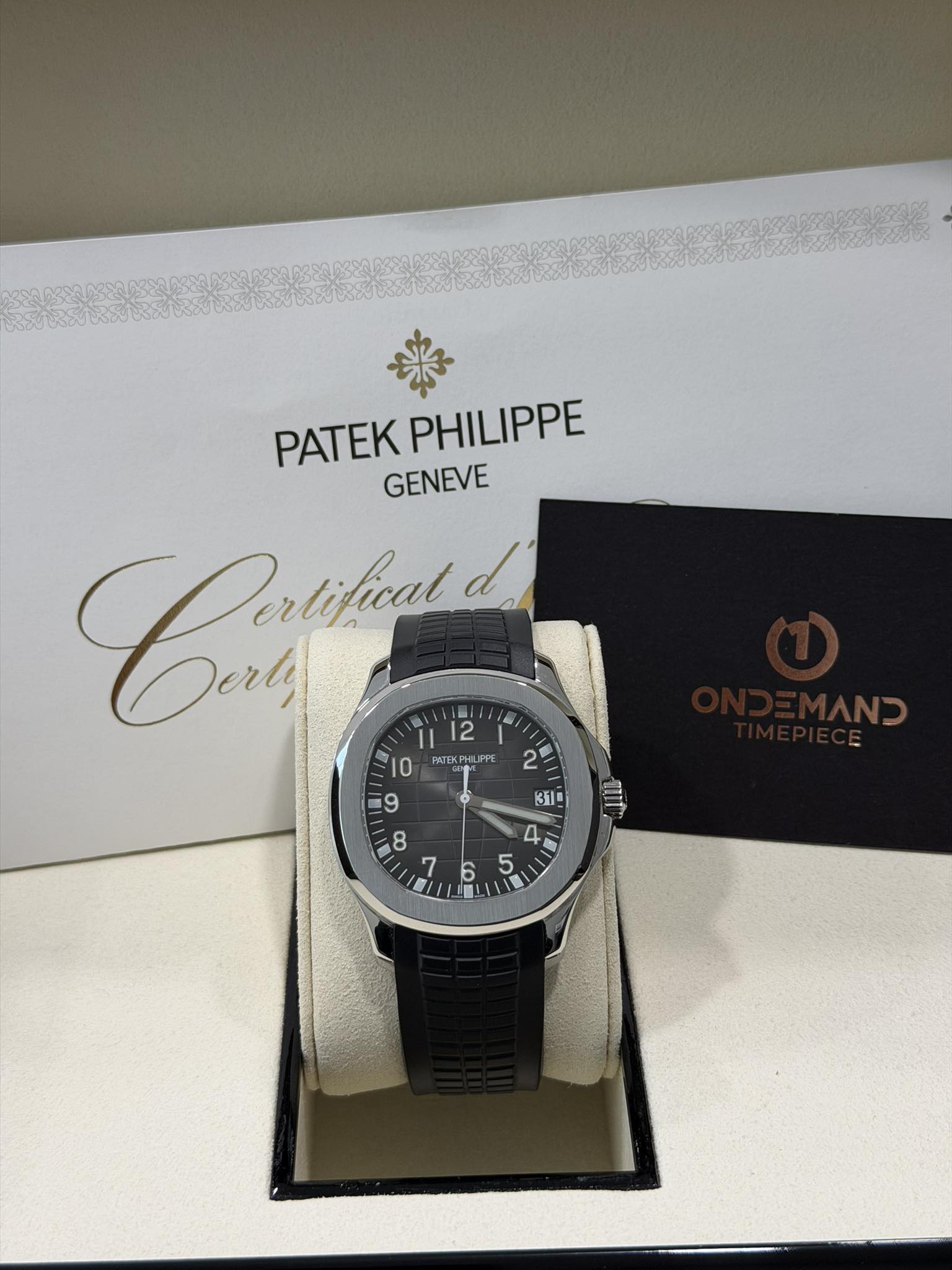 May be an image of wrist watch and text that says 'PATEK PATEKPHILIPPE PHILIPPE GENEVE CeHииe Cail d 12 0 TATEK PTEKPHIJIPE TEKPH 2 9 ဝ '