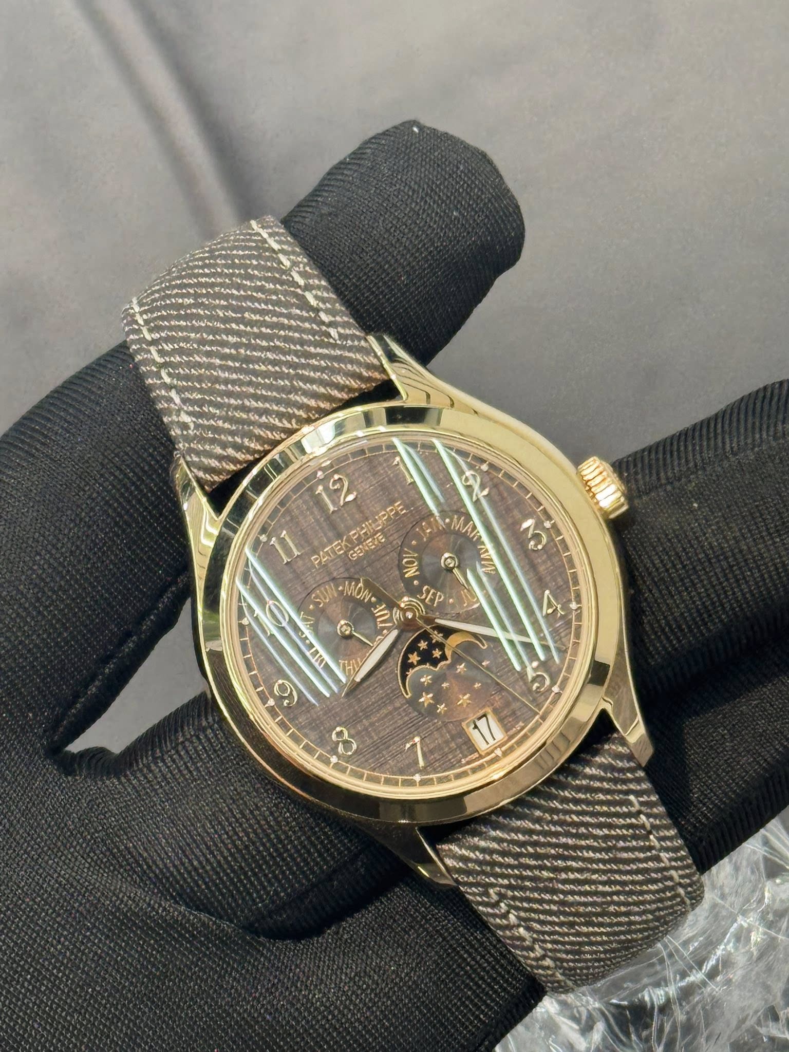 May be an image of digital watch and text that says '12 ম መድ 11 PATEK PHIUPPE GENE/E MA M ON ® SUN SEP G 三你 t ف 8 2 r 本 ٣ 1 y A 1'