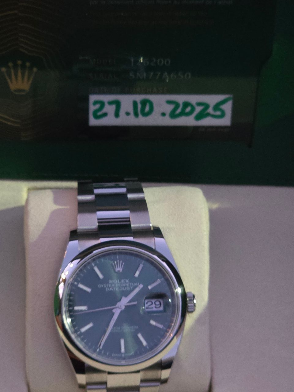 May be an image of wrist watch and text that says '1 & פרקר OIL2 ማገመማ 27.10 W'