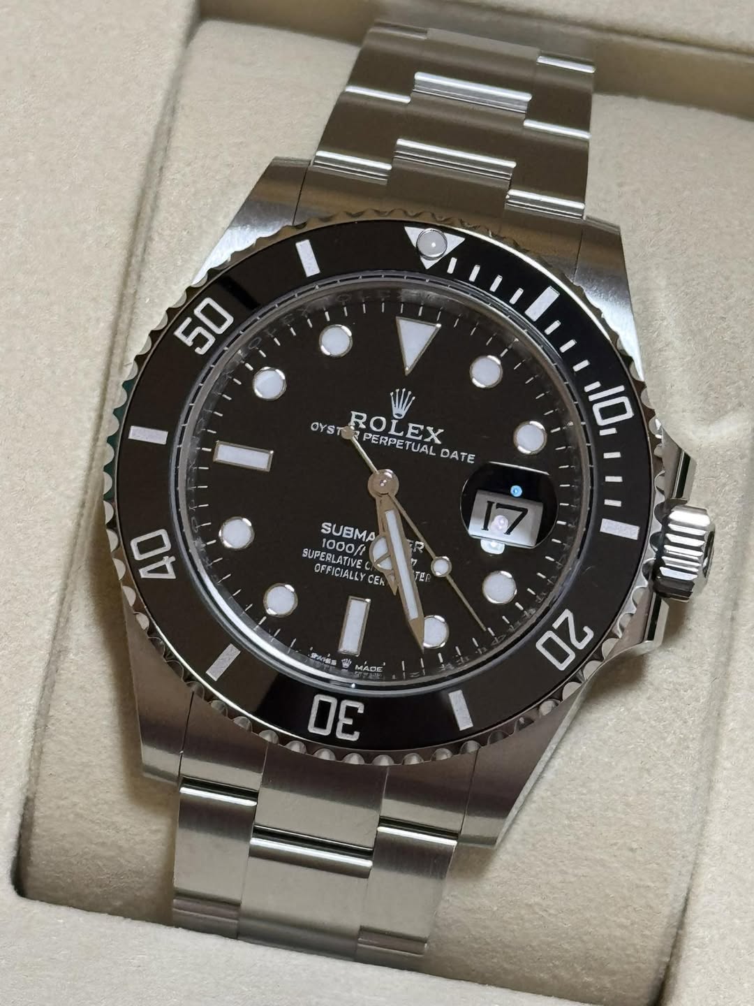May be an image of wrist watch and text that says '50 OYST ROLEX OYSTERPERPETUALDAT ROL PERPETUAL EX PERPE TUALDATE UAL DATE 10 40 R SUBMA SUPERLATIVE OFFICIALLY C 1000/t CEA TEP I…