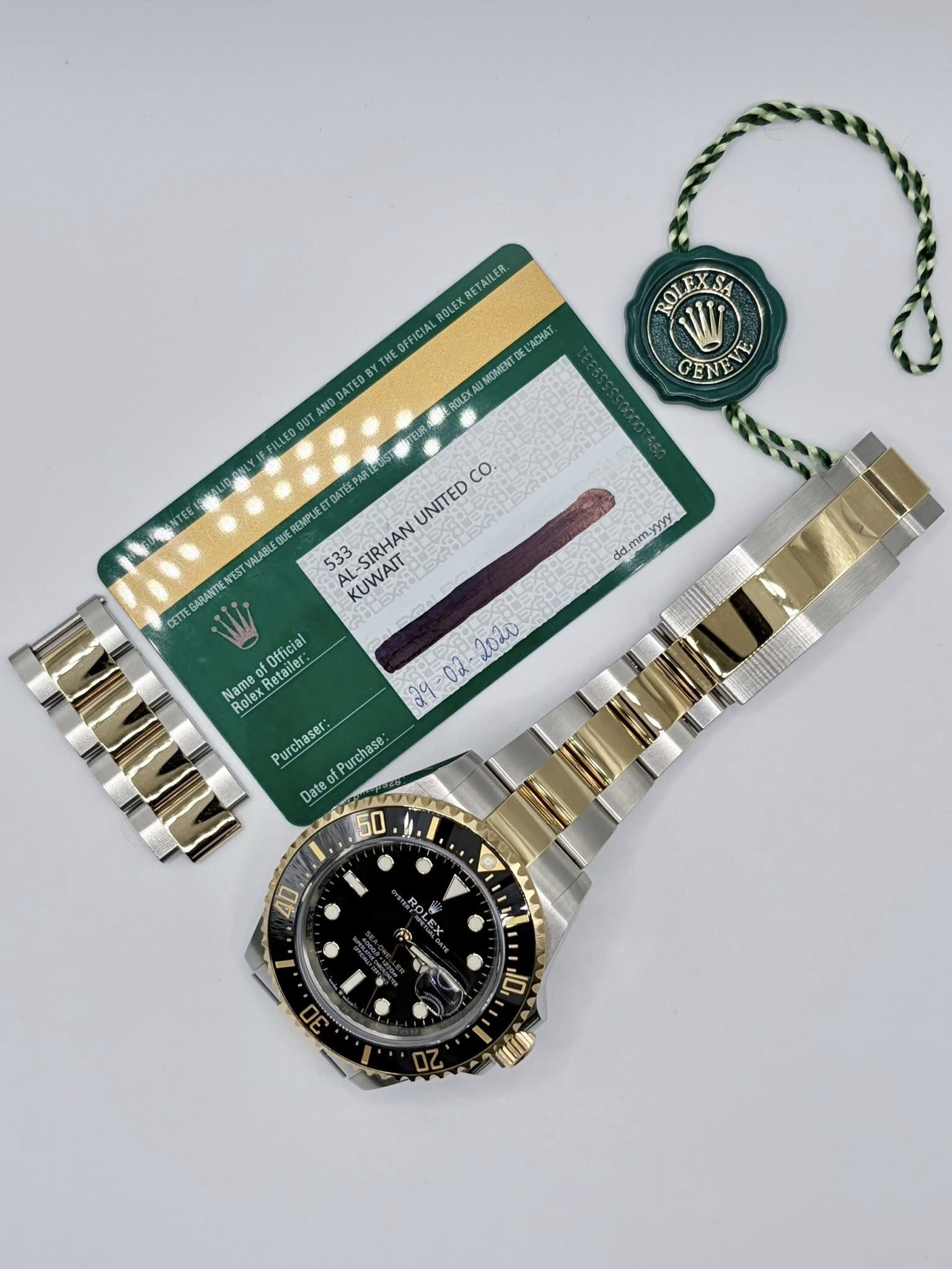 May be an image of wrist watch and text that says 'ETAILER OLEX FICIAL HE CO ATEDS ND LACHAT MOMENT ROLEXA ROL ROLEX CENEVE ENE dd.mm.yyyy CO. REMPLE UNITED VALABL ม 533 KUWAIT…