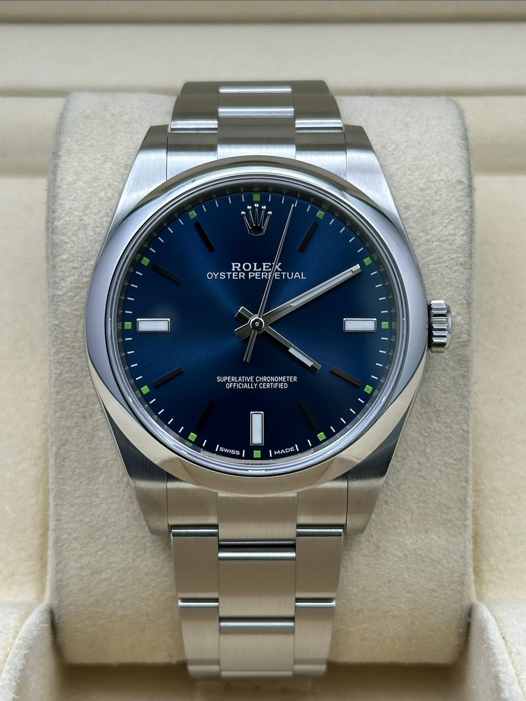 May be an image of wrist watch and text that says 'ROLEK OYSTERPERETUAL TU OYST OYSTER PERETUAL PER TUAL SUPEFLATIVE.CHRONOMETER SUPERLATIVECHRONOMETER SUPERLATIVE CHRONOMETER TER…