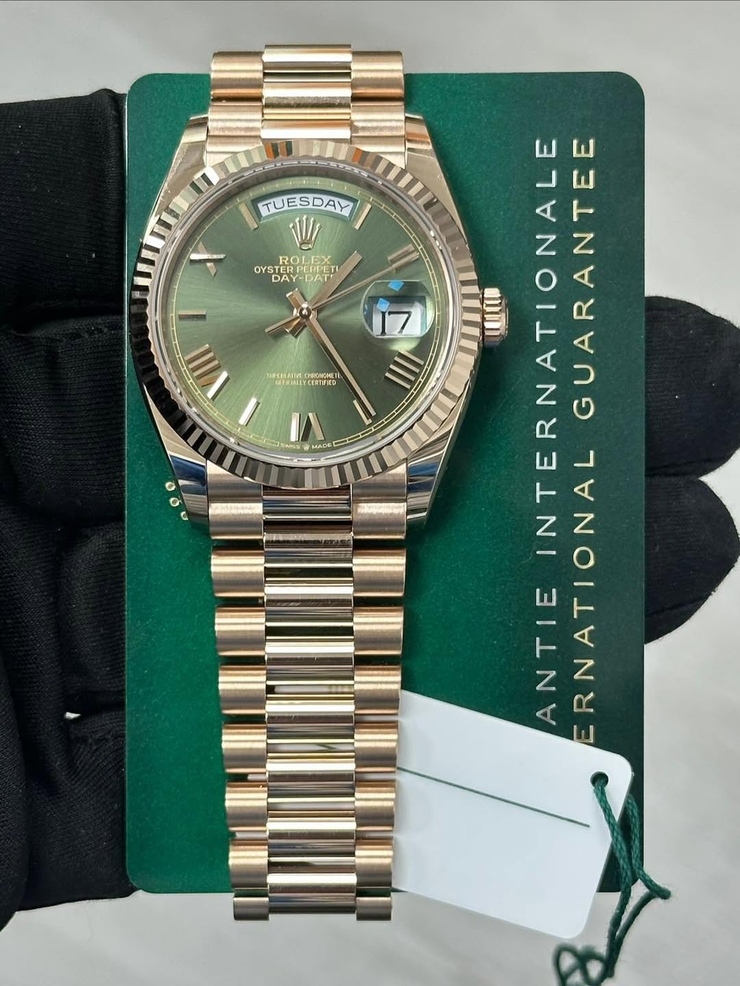 May be an image of wrist watch and text that says 'TUESDAY ROI OYSTER TEDA DYSTER DAY- 6T INENDONEAGN LADE ADE ,20 7 UUUB INTERNATIONALE INTERNA ERNATIONALE GUARANTEE…