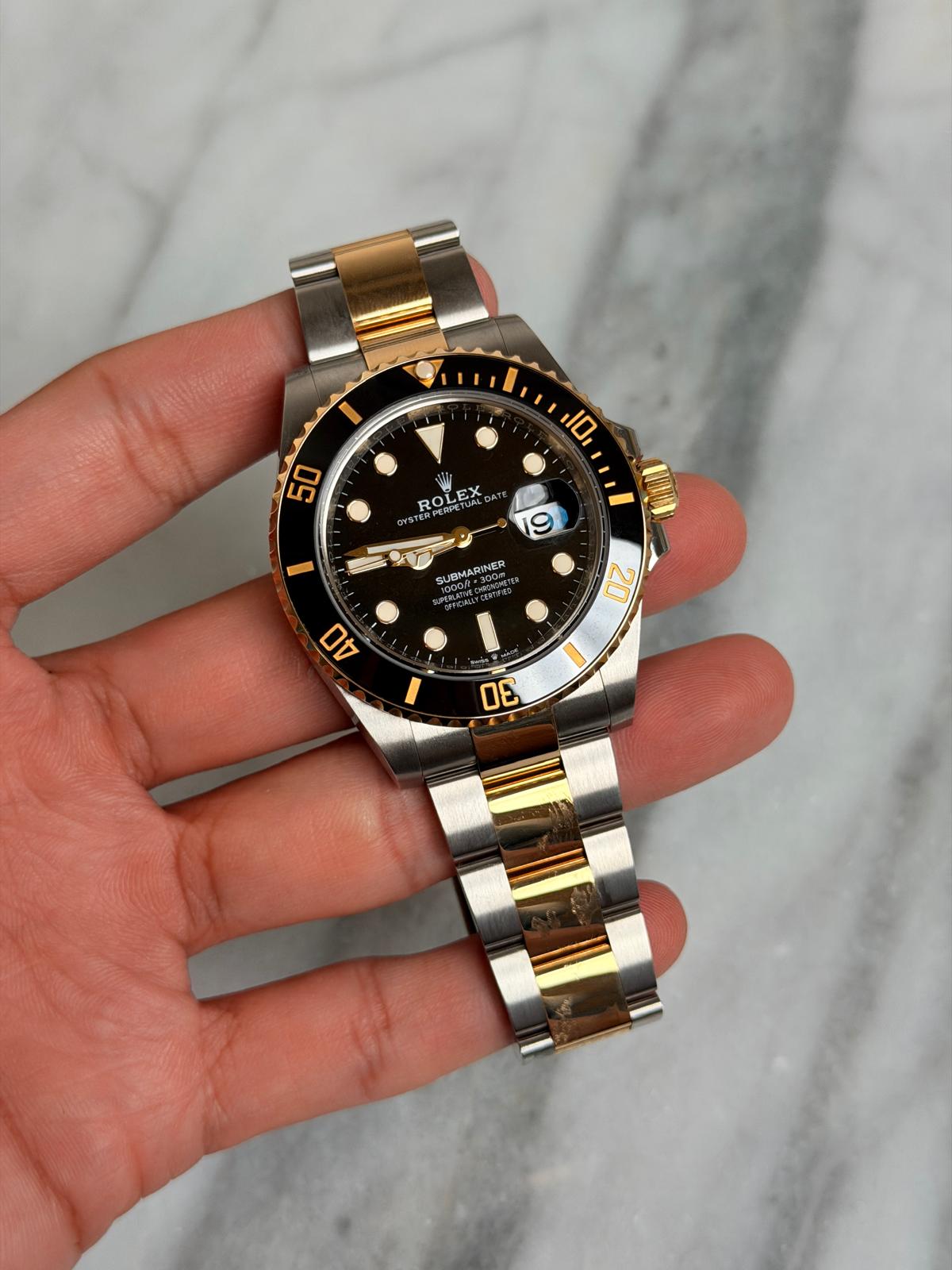 May be an image of wrist watch and text that says '10 50 생 ROLEO X R LEX ROLEX 19 SUBMARINER 20 A0 E'