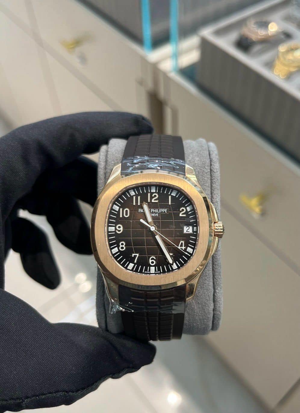 May be an image of wrist watch and text that says 'II 12 2 10 PA 9 I PHILIPPE NEVE 2 2 B 8 7 X 郾 6'