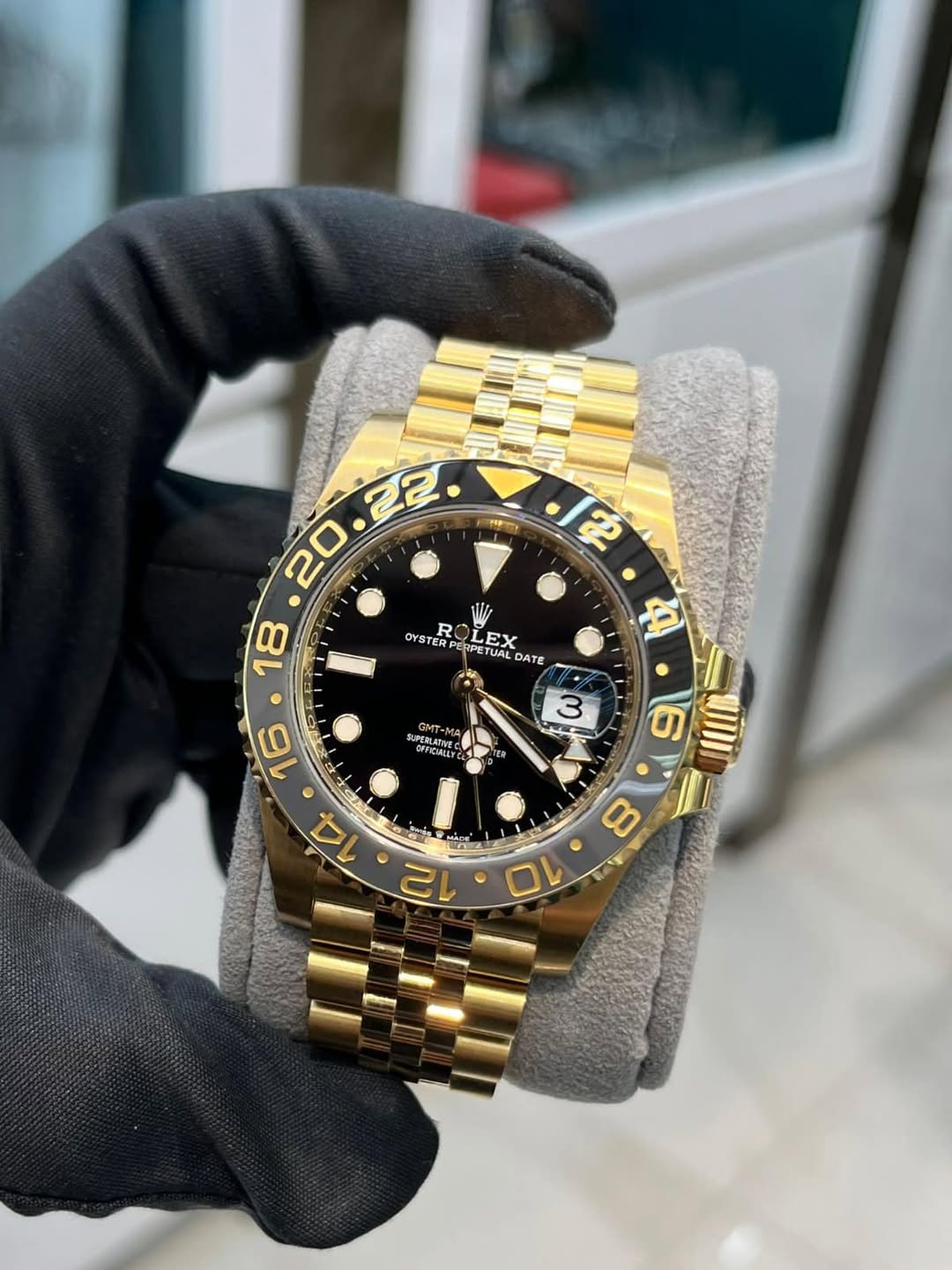 May be an image of wrist watch and text that says '• הן 18 OYSTERP TERP PER RPE R R LEX PETUAL UAL DATE 4 CHT- SUPERLATIVE FFICIALLY LrC 3 জ E L 6 16 お 14 CA ل 8 12 10'