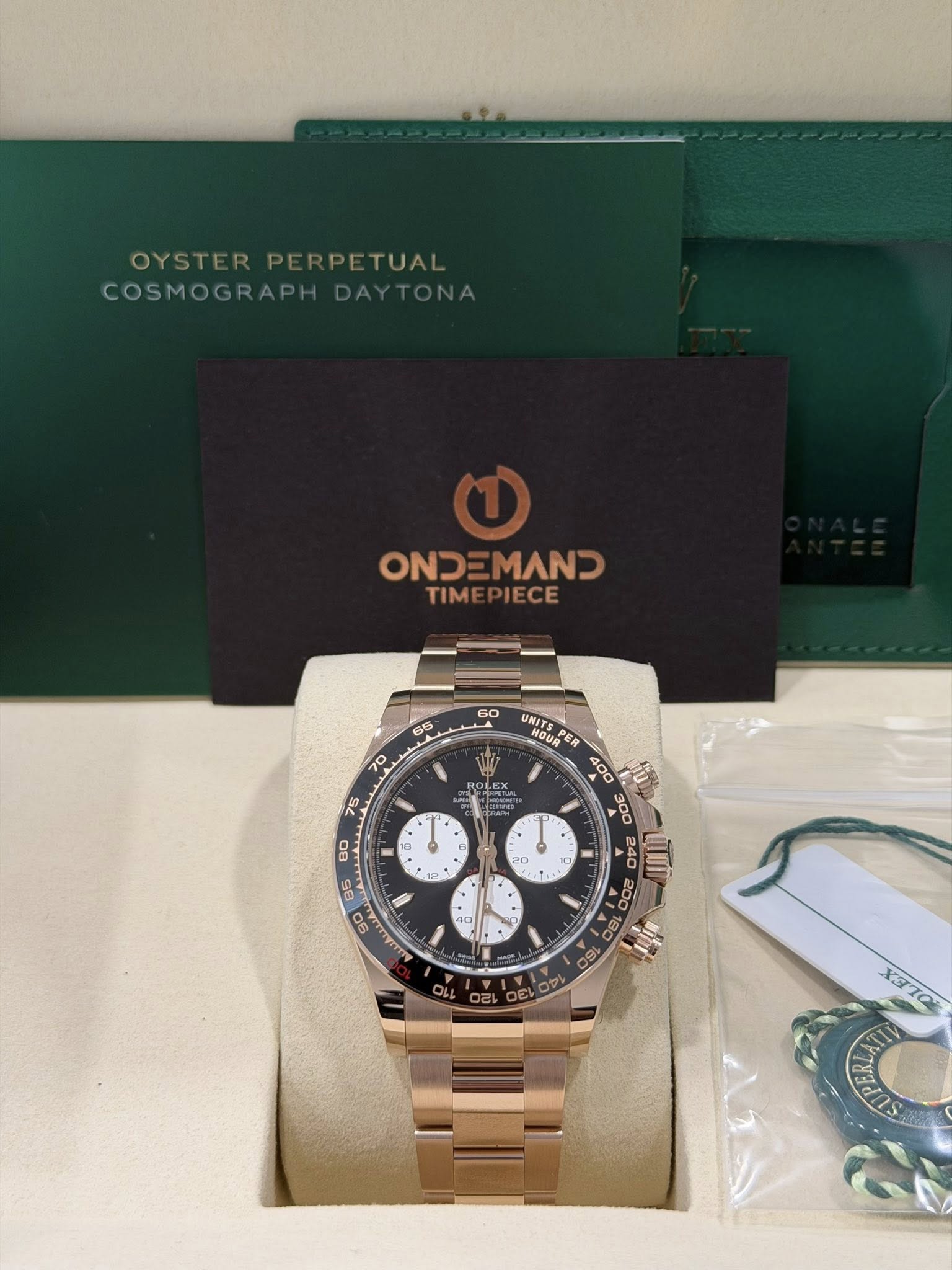 May be an image of wrist watch and text that says 'OYSTERPERPETUAL OYSTER PERPETUAL COSMOGRA כמס N TIMEPIECE TIME PIECE ROLEX UNITS иR MOUR UNITSPE ER LINi 0 + ፖ - * - 20 T 10…