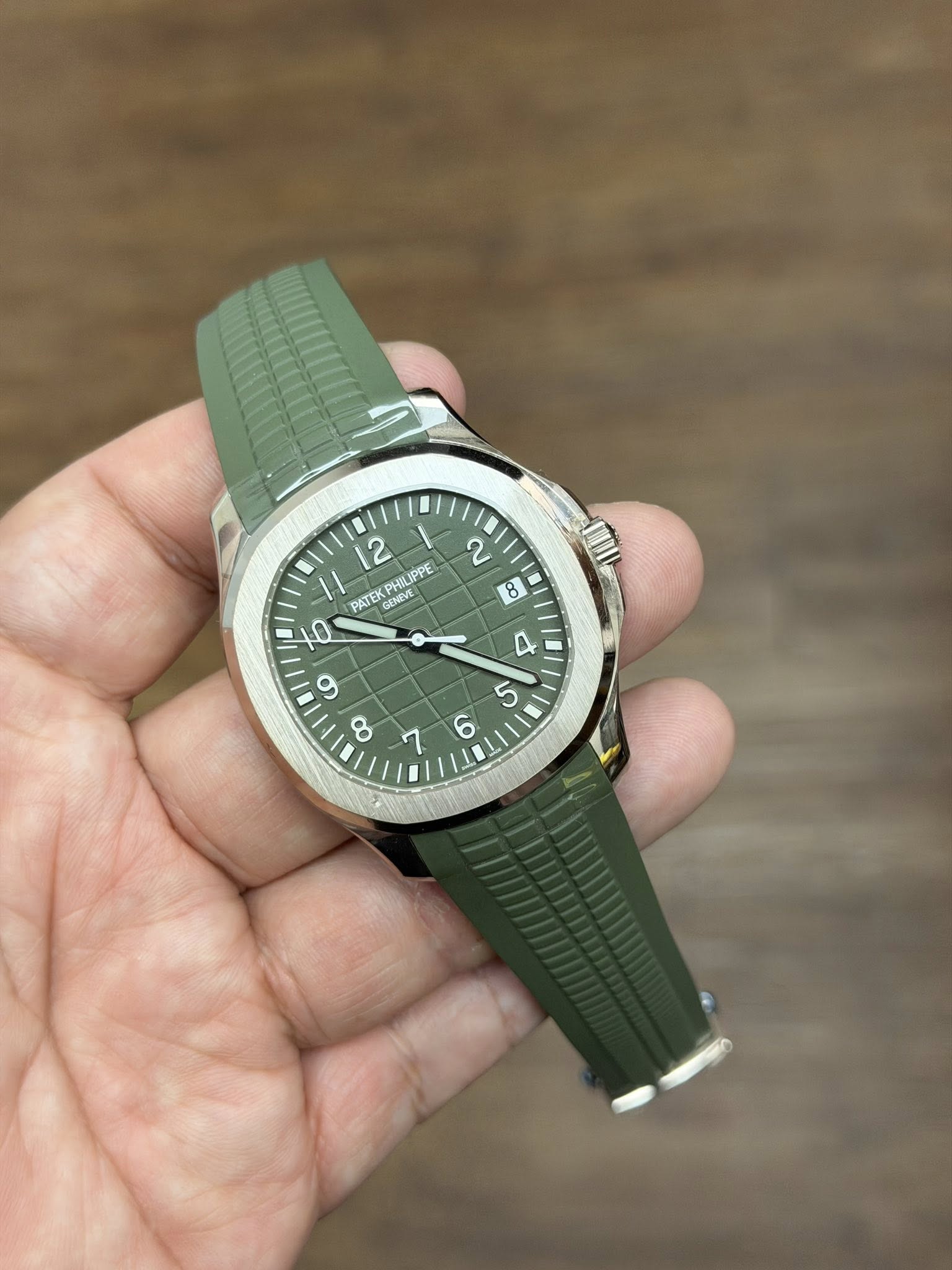 May be an image of wrist watch and text that says '2 ထ ထ 2 HILIPPE PPE PATEK G GENEVE GENVE a 9 C 8 De 5 6 ما'