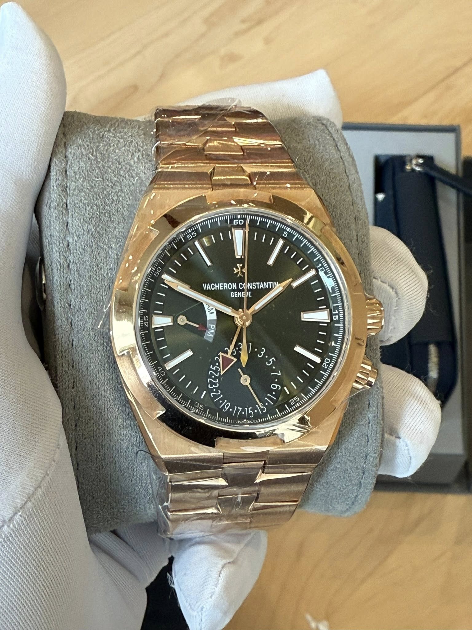 May be an image of wrist watch and text that says 'મੱ. VACHERON VACHERONCONSTANTIN CONSTANTI GENE/E و Wd ا ・ . 三 ١ 20 แป็'