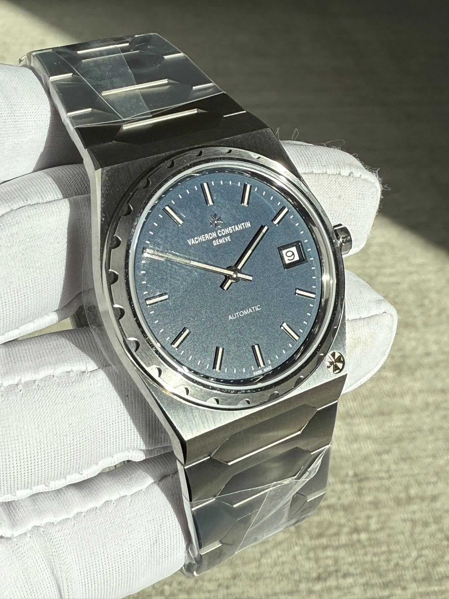 May be an image of wrist watch and text that says 'l CONSTANTIN VACHERON GENEVE 9 ۱ AUTOMATIC / ١ ١ I'