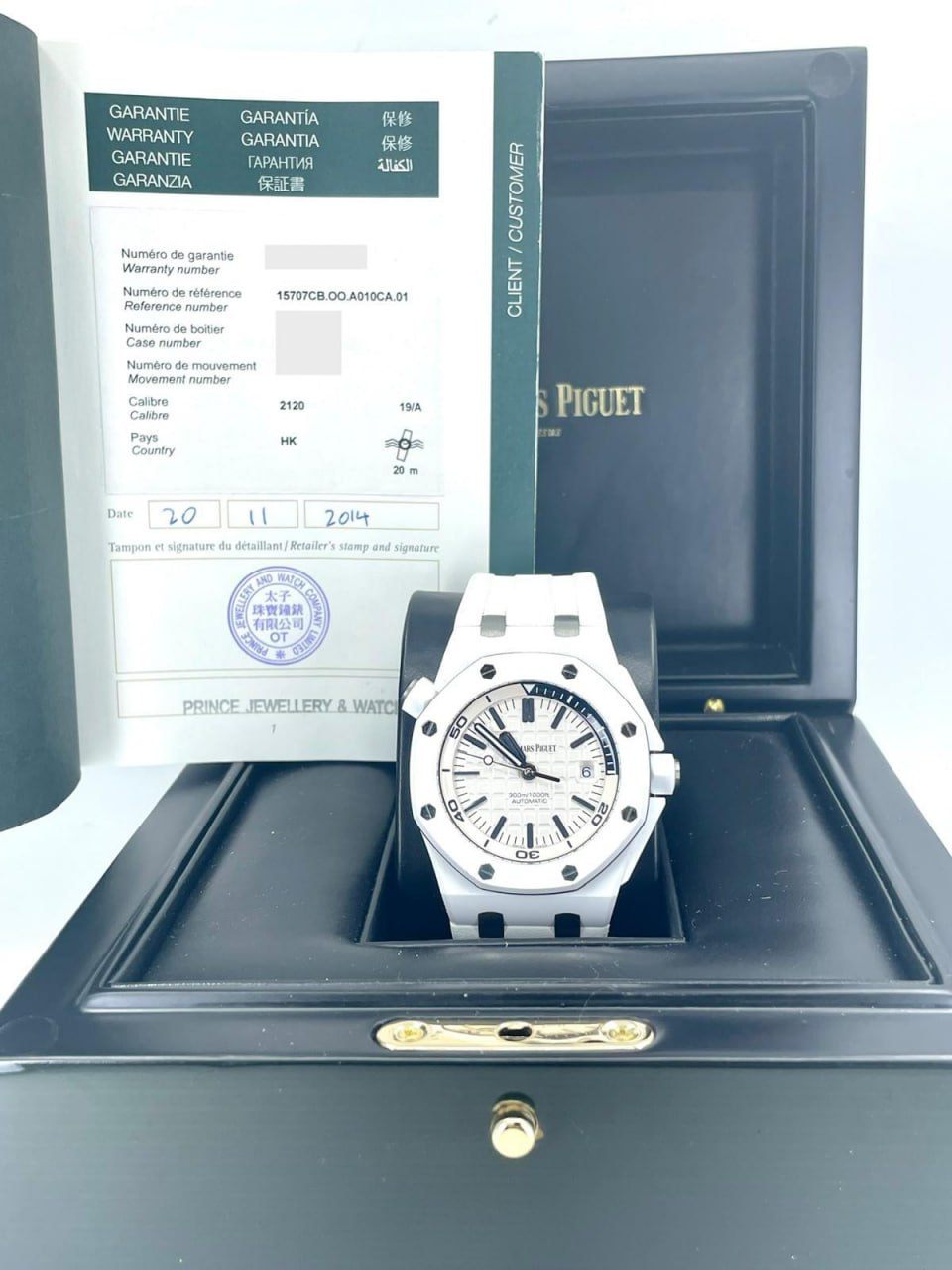 May be an image of digital watch and text that says 'GARANTIA GARANTIE WARRANTY GARANTIE GARANZIA 保修 rAPAHTИR 保証書 الكفالة de garantie Verantynumber number 15707CB D.A010CA.01…