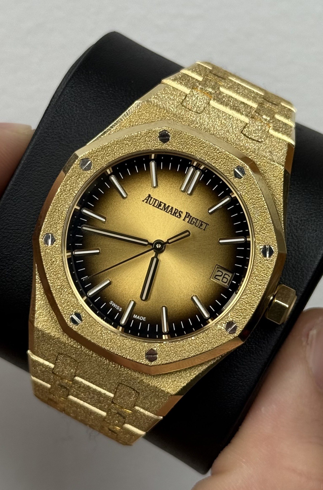 May be an image of wrist watch and text that says 'AUDEMARS PIGUET 1 E 0 SWISS MADE'