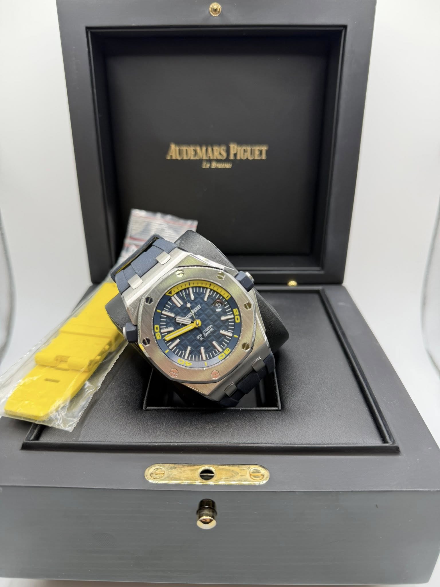 May be an image of wrist watch and text that says 'ALDEMARSPIGUET B မိးေေ AUDEMARS PIGUET H م T U I R ورل T יןי 50 1 TN 6 Jmlu E n n'