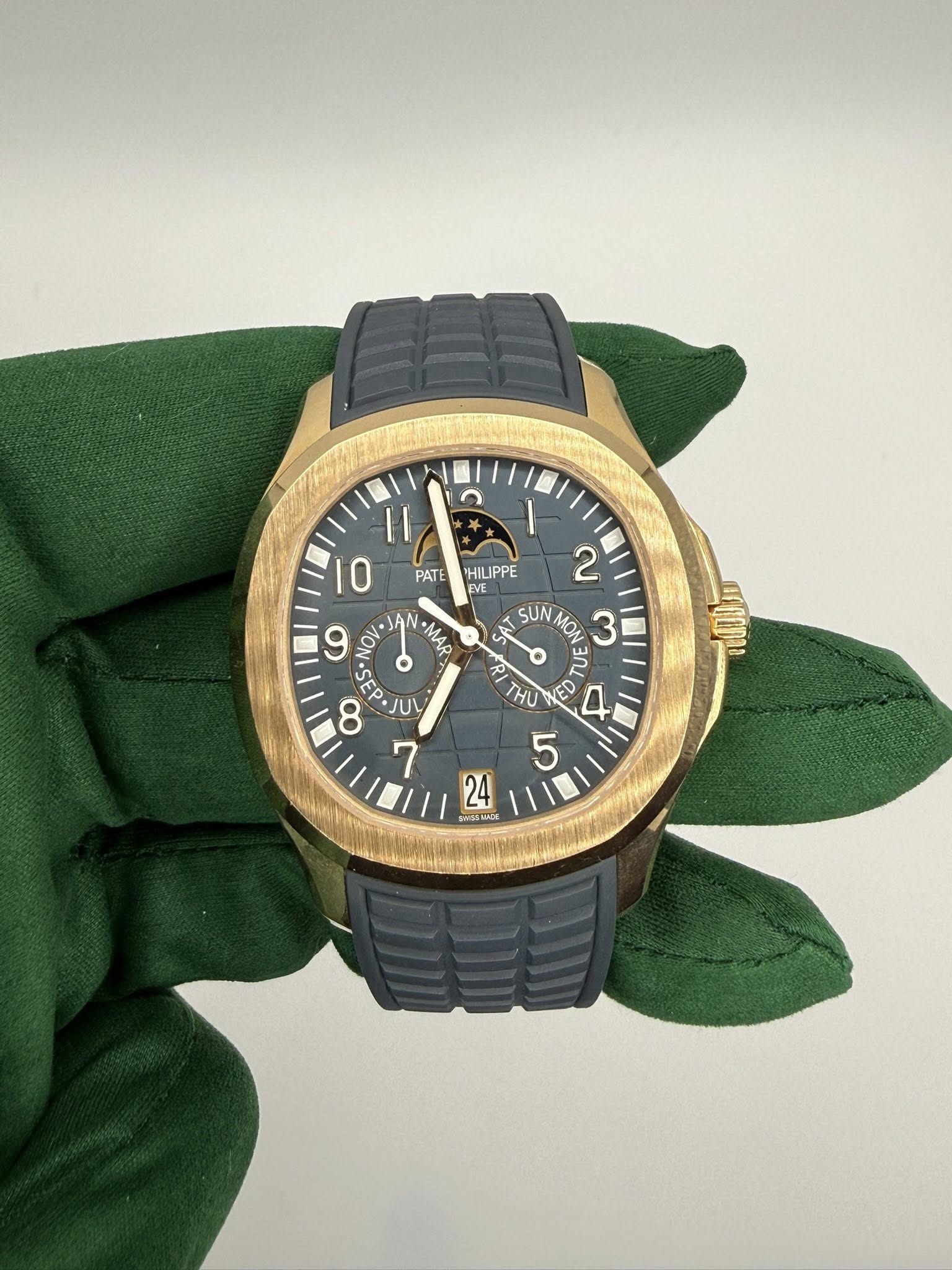 May be an image of wrist watch and text that says '۲ HILIPPE I1 10 PATE 9 NO MAP 중 ထ SEP م ٨ ۱ 2 ا SUN UN MON O 3 PI ٢ THU ED 5 24 BASEAIÓN'
