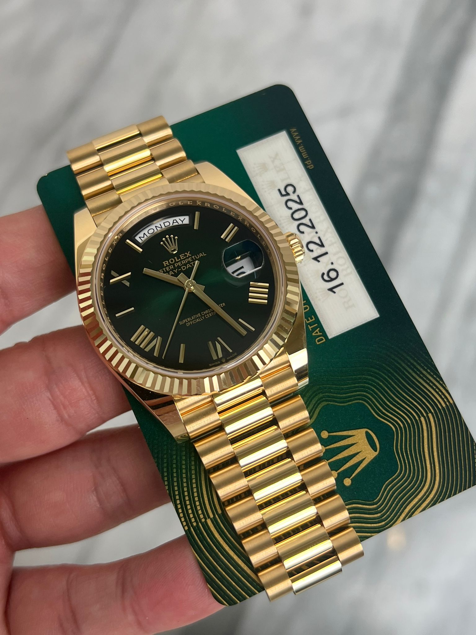 May be an image of wrist watch and text that says 'MONDAY مه II ផ្នះ IIII 16. Ro16. RO イ DAT ΘΑ III'