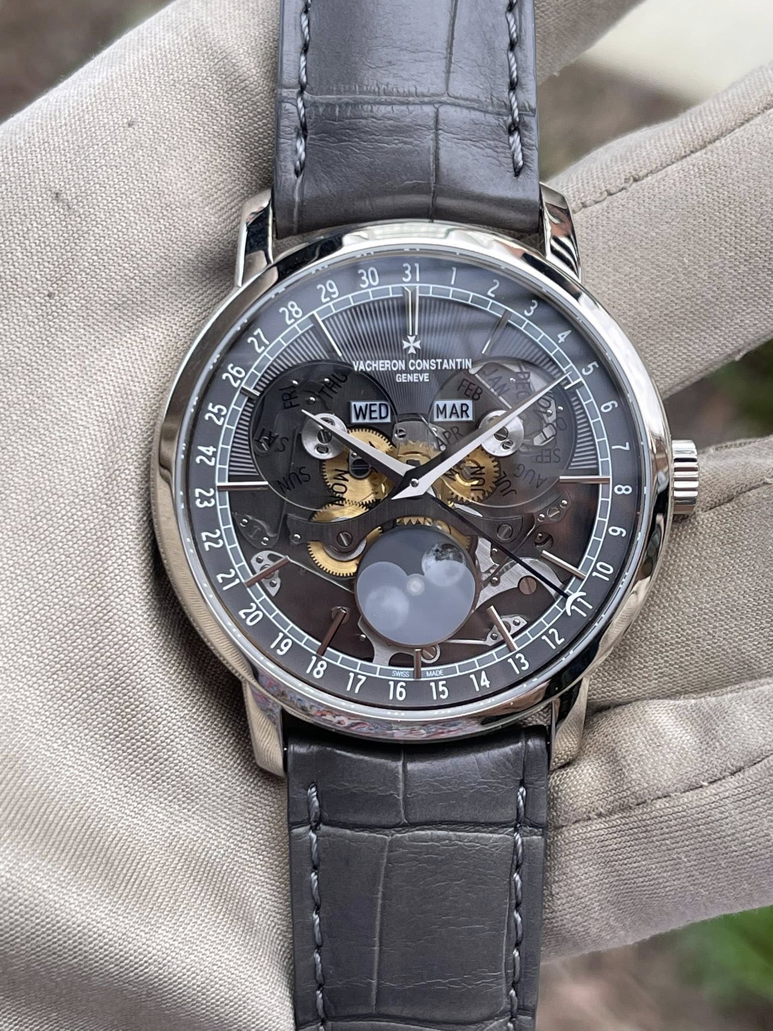 May be an image of wrist watch and text that says '31 I VACHERON VACHERON.CONSTANTIN CONSTANTIN GENEVE 25 WED 24 3 4 5 MAR 福 20 и 10 オ 12 13 14 WOK 15 16'