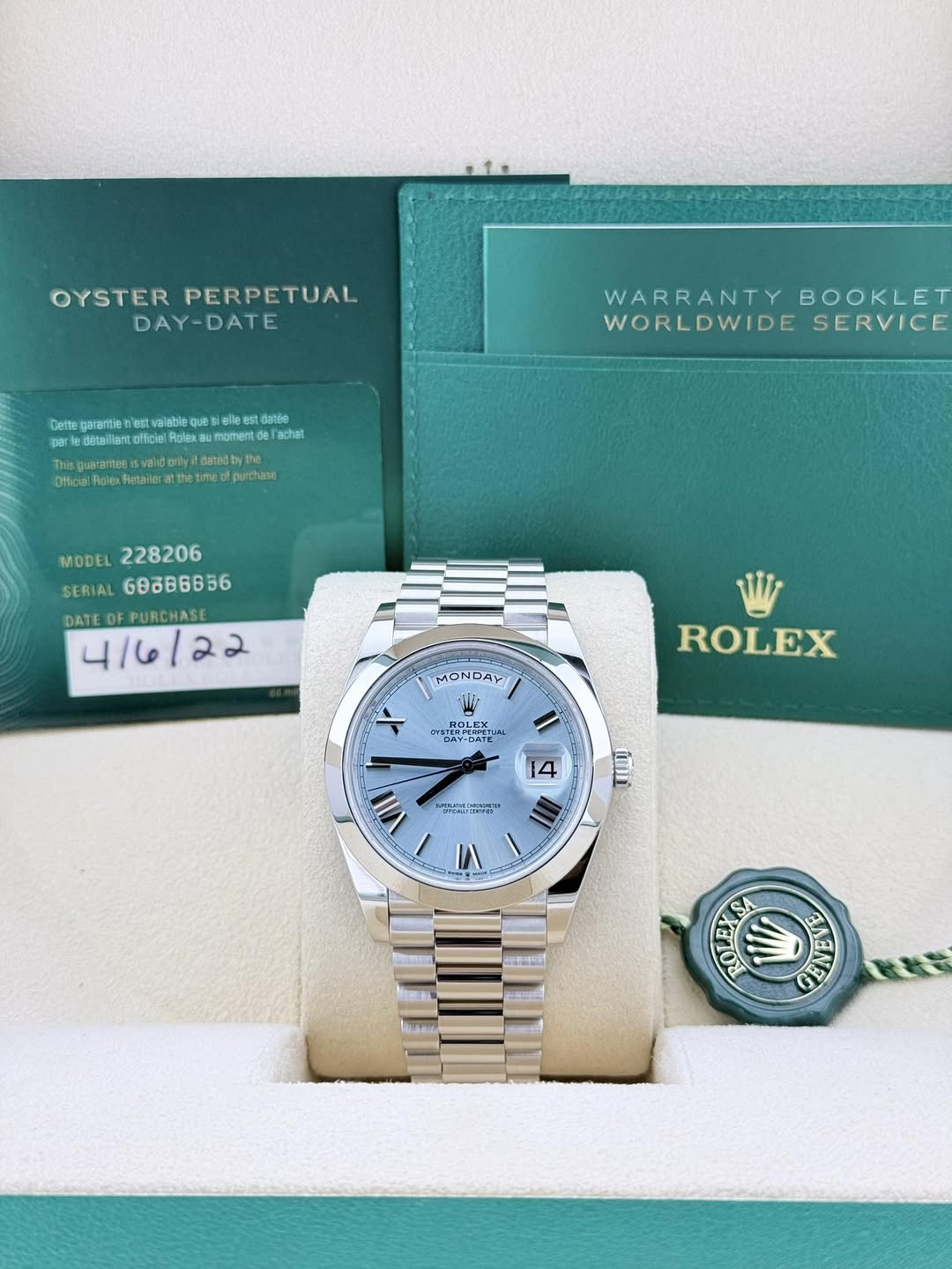 May be an image of wrist watch and text that says 'OYSTER PERPETUAL DAY-DATE est ualable 손화된 e0s estd datéo officiel Rolexa momen Tachat guarantee wali0onlyit dated Rinaier 計…