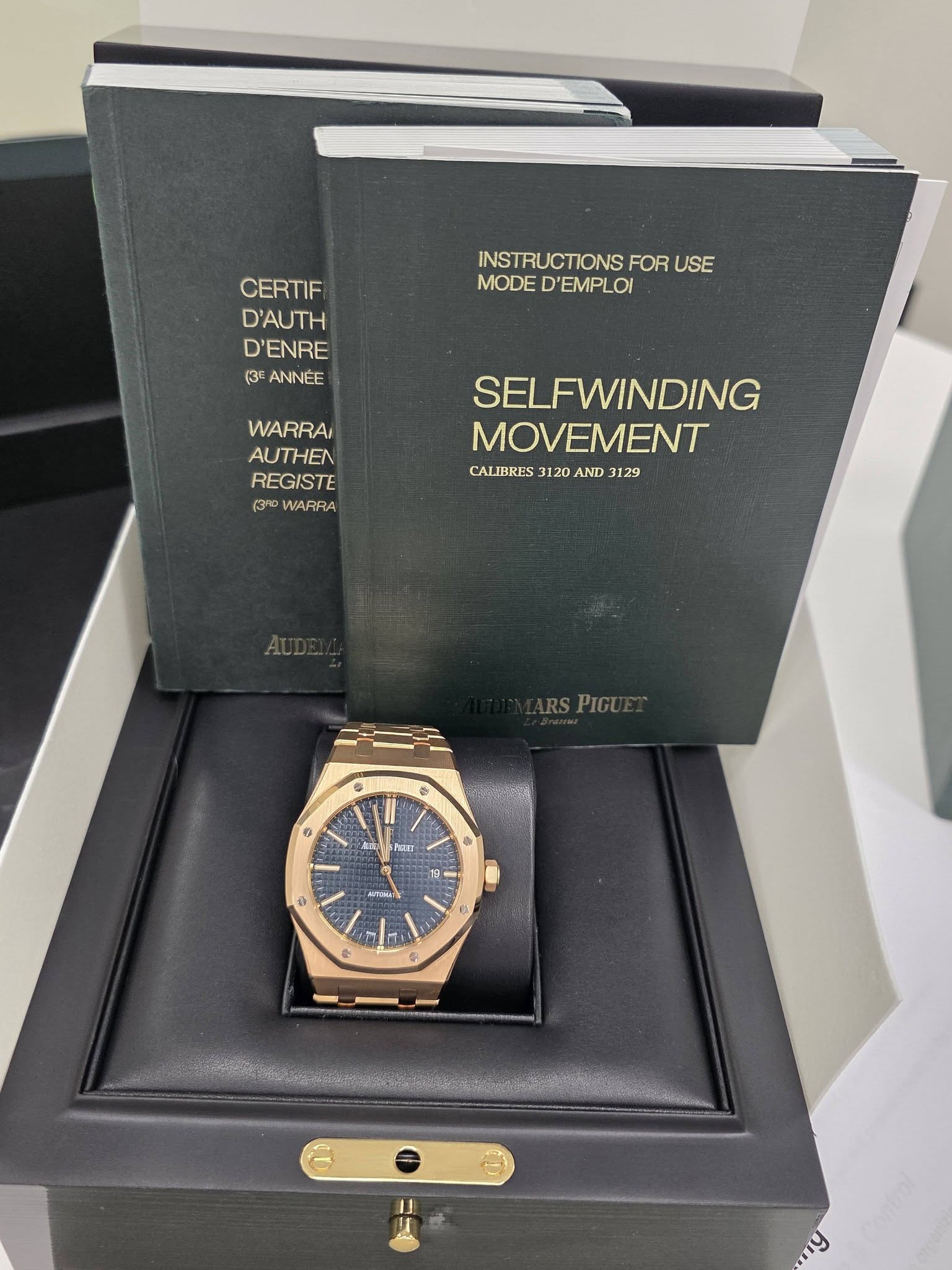 May be an image of wrist watch and text that says 'INSTRUCTIONS UCTIONS FOR USE MODE D'EMPLOI CERTIF D'AUTH D'ENRE (3FANNEE (3 WARRA AUTHEN REGISTE (320 WARRA SELFWINDING…