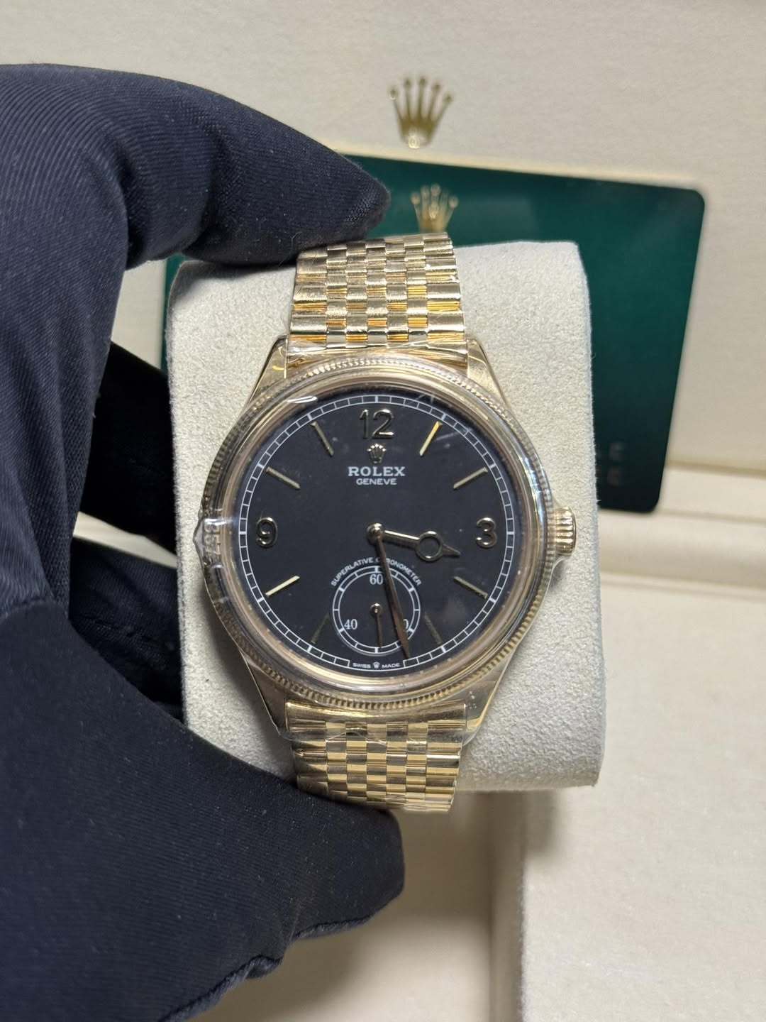May be an image of wrist watch and text that says '- - * ROLEX ΕΧ GUNEE ENEVE ONOA 60 MIII 40 IT SA SS MADE'