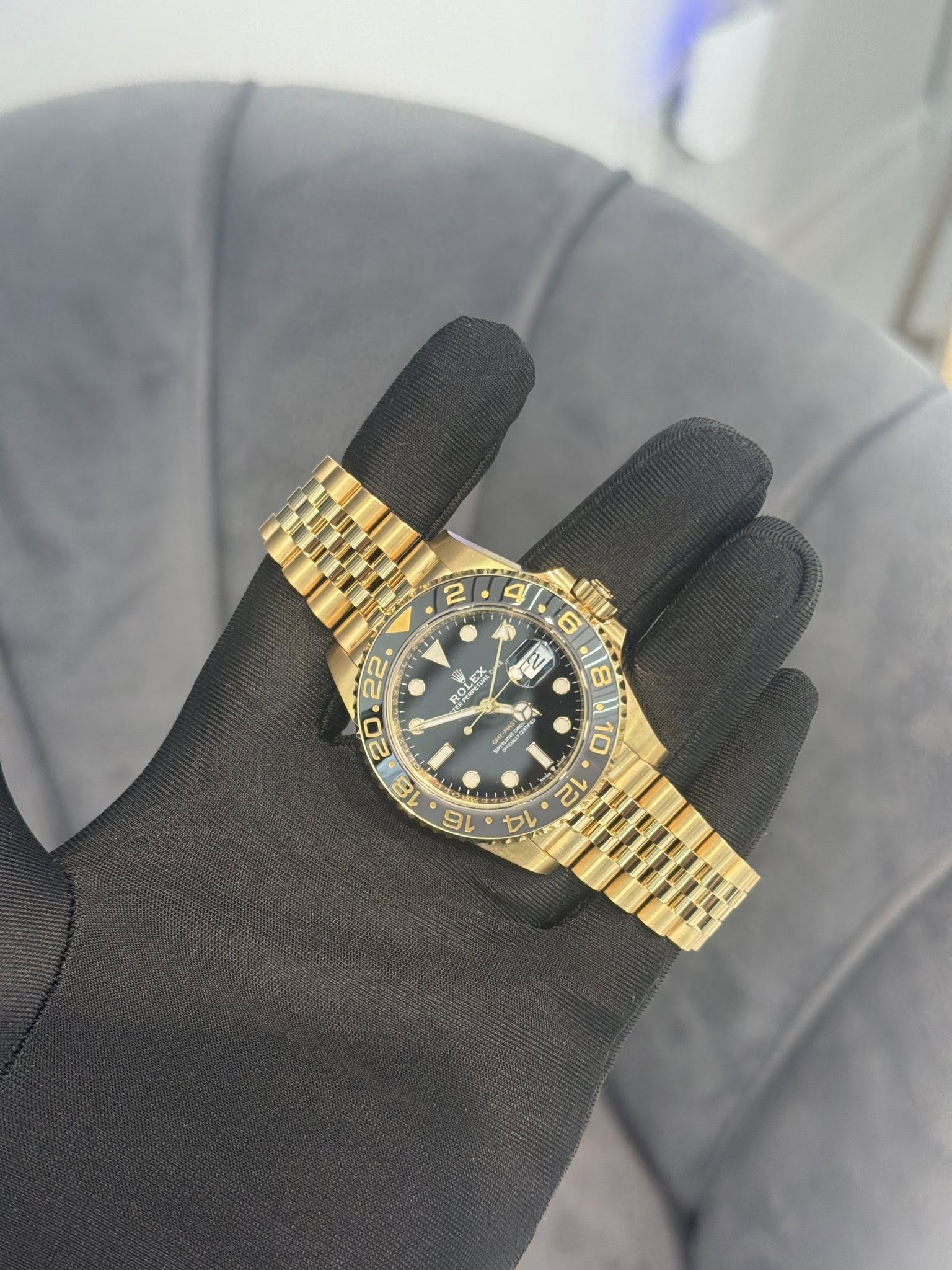 May be an image of wrist watch and text that says '2 PHO OF aledis ਗੀह اله ROLES ROLEX W RO MOE P '