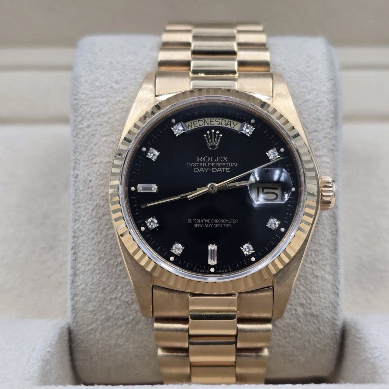 May be an image of wrist watch and text that says 'WEDNESDAY ONESDAY 9 Si S 0ラ 15 神 ー 磨'