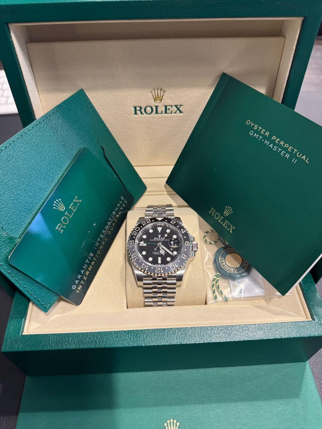 May be an image of wrist watch and text that says 'ROLEX OYSTER GMT-MASTER|I GMT-M MASTERI PERPETUAL లై ROLEX 2 20 0 .필프드트라 X 16 ላ D LM 04 E C ሌን ARAN CUFTED 개업'