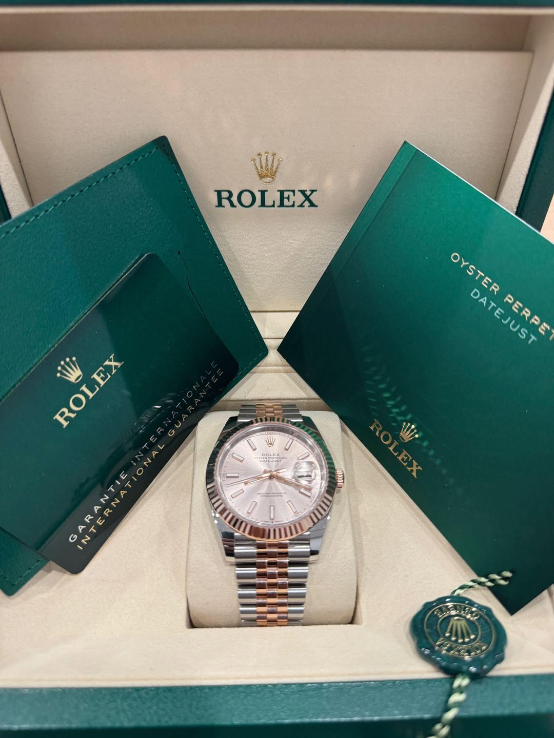 May be an image of wrist watch and text that says 'ROLEX OYSTER DATEJUST የትረግልና DAT EJUST PERPE PER白、 PERPE 0 ROLESX ROLEX GU ONAL GARANTIE RAN INTERNATIONAL ه E ..と A aini I…