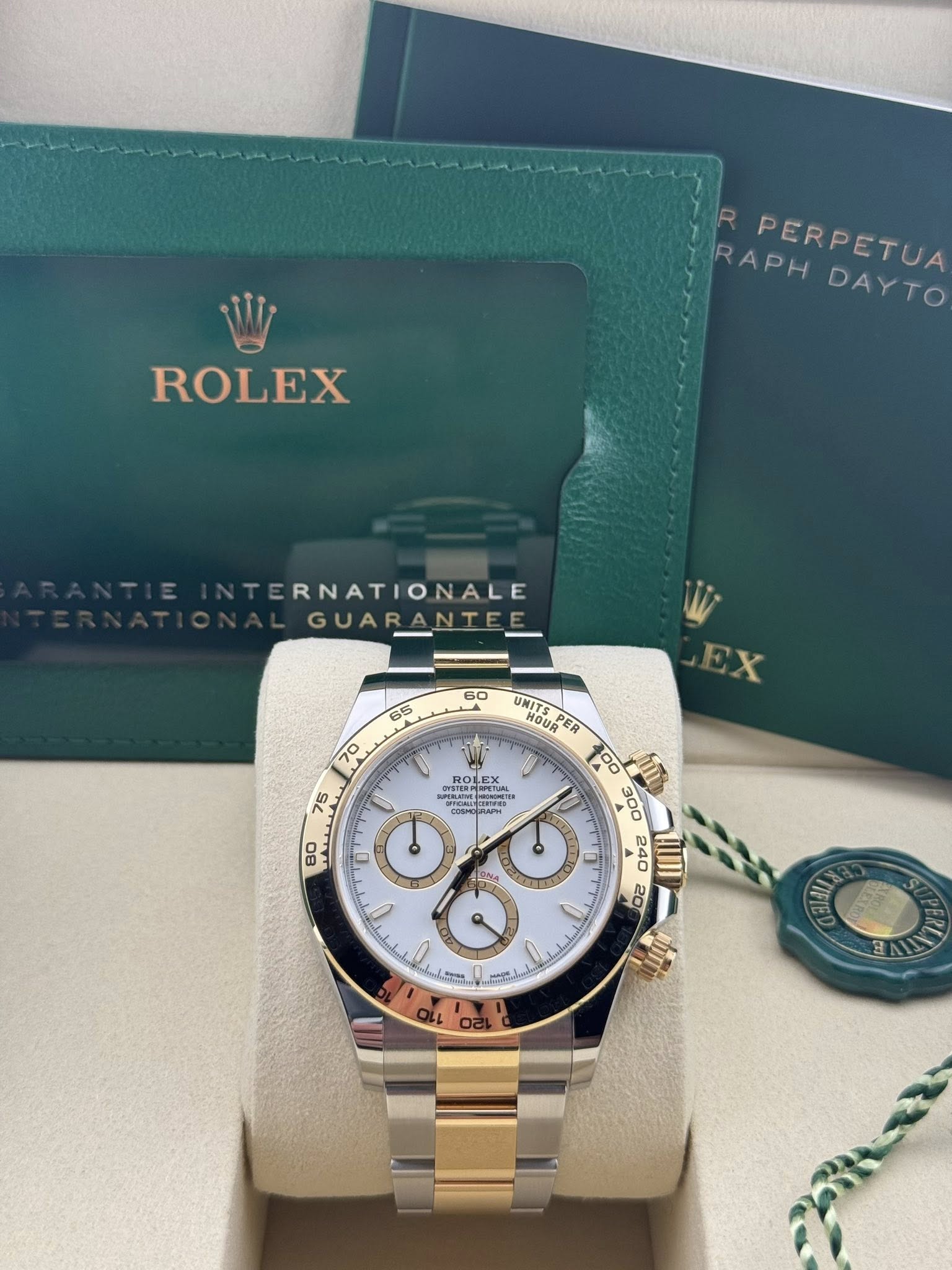 May be an image of wrist watch and text that says 'R PERPETUA PHDAYTO DAYTO RAPH ROLEX TERNATIONALE GUARANTEE GUAR 60 65 EX 70 75 អមបគត LEX あル PEN H UNITS UNITSPER NOUR Y し 이한츠 0 O…