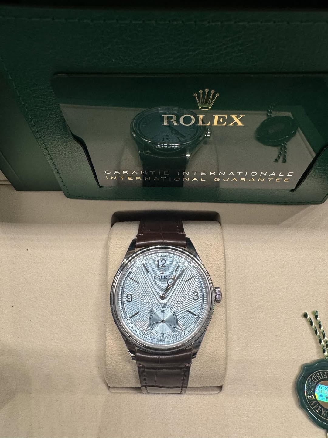 May be an image of wrist watch and text that says 'ROLEX :E GARAN INTER NTERNATIONALE ALGUARANTEE 12 SORE POTS و ಶ್ಲಿ 10 תשוחר ้า R ٣٦+'