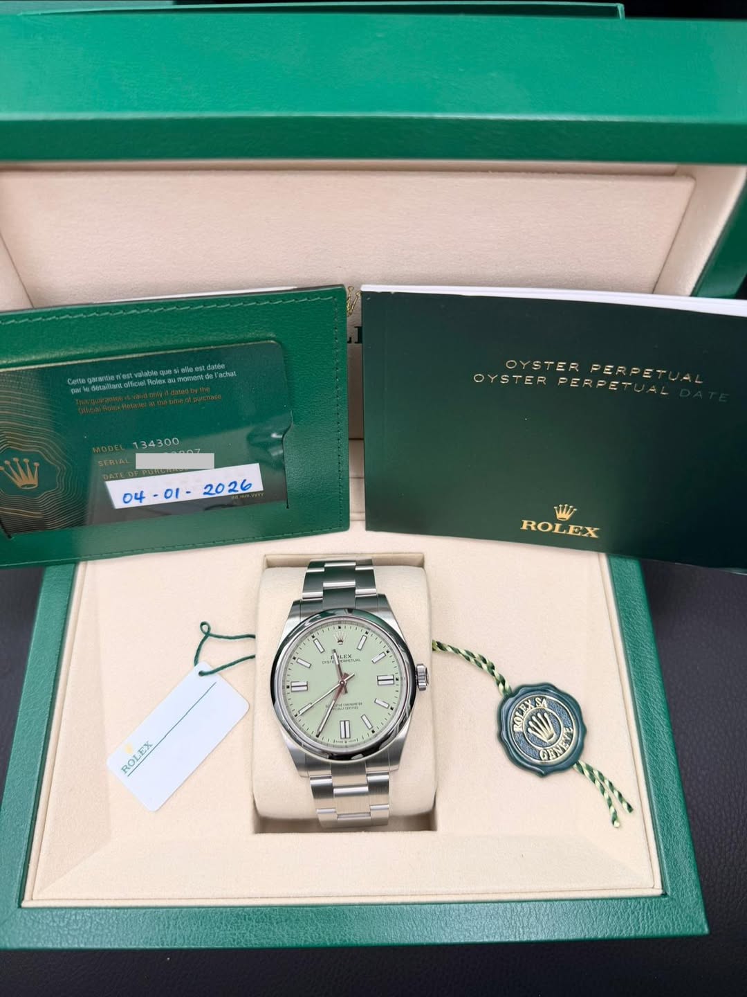 May be an image of wrist watch and text that says ' OYSTER OYSTERPERPET OYSTERPERPETUAL TER OYSTER PERPETU Wi ROLEX ي היש = لسس 2 말현 II ROLEX MO G9 15'