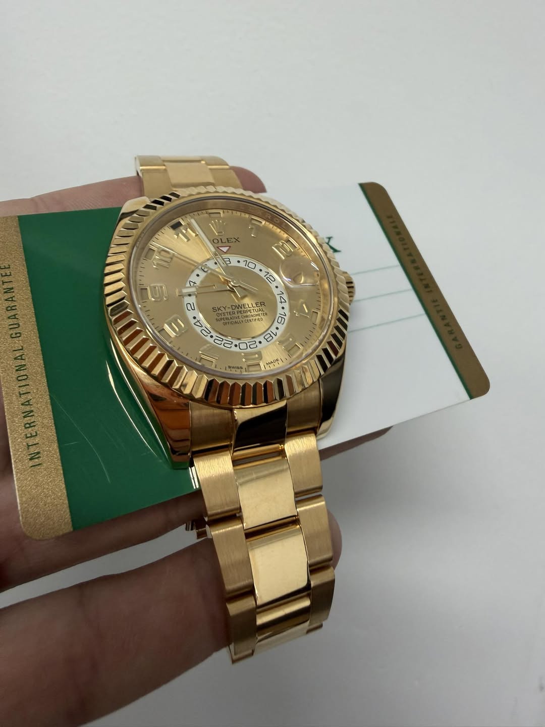 May be an image of wrist watch and text that says '11 ۰ 6 โ O يا 16 16 7้ 2 24 አልርት قو'