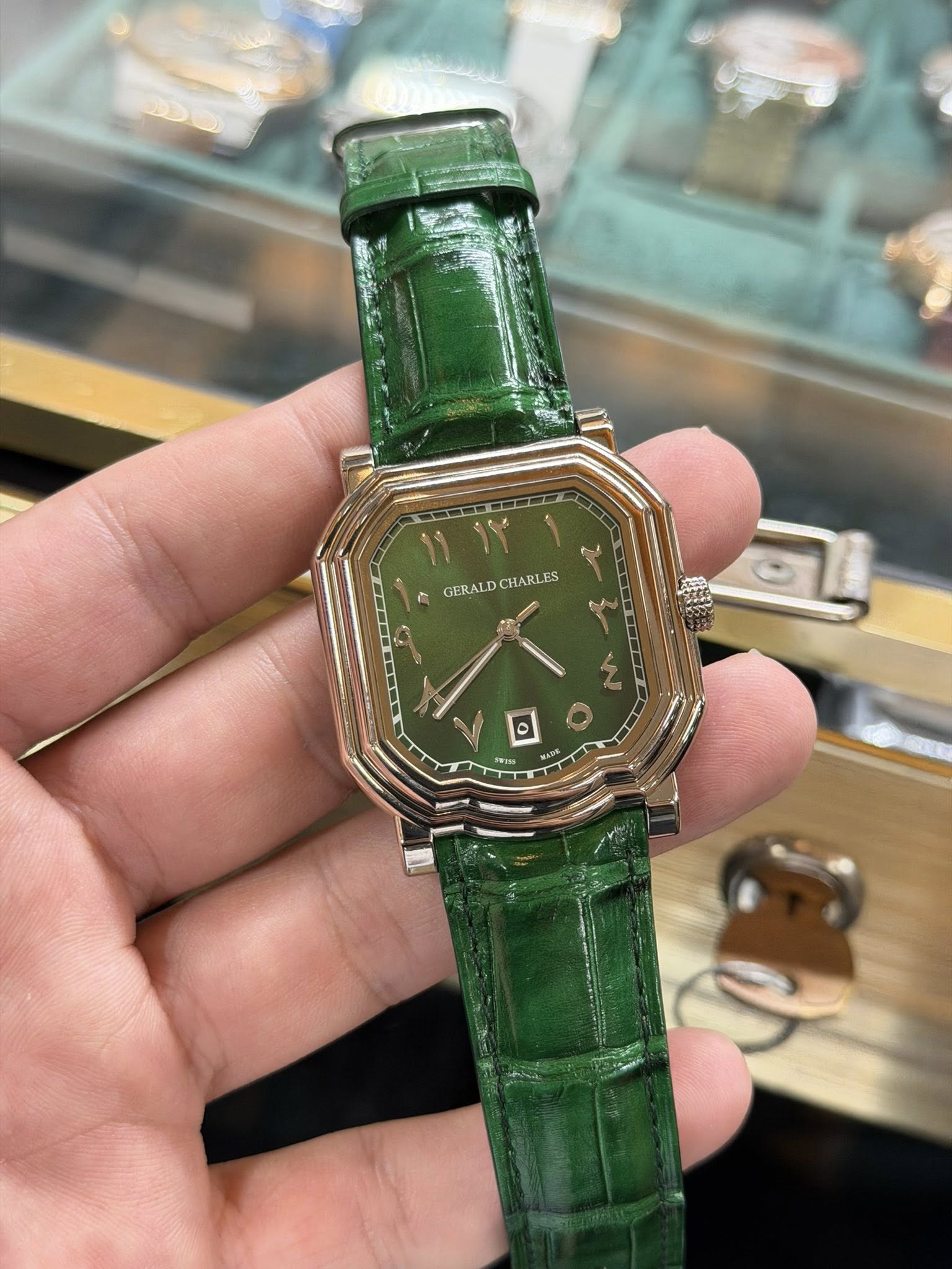 May be an image of wrist watch and text that says '- ۱۳ GERALDCHARLES GERAL CH II 0'