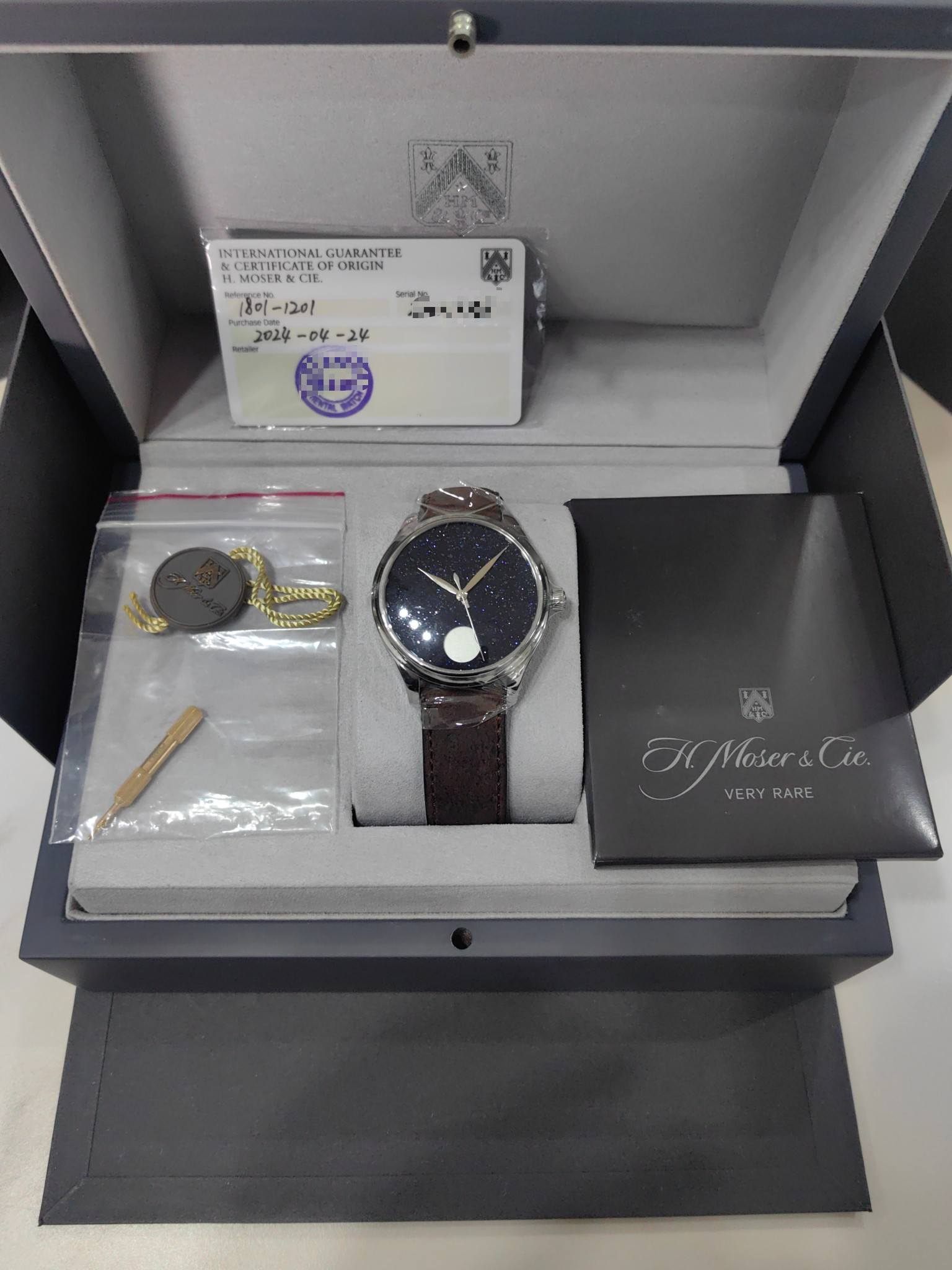 May be an image of wrist watch and text that says 'INTERNATIONALGUARANTEE INTERN NTERNATIONAL GUARANTEE ORIGIN MOSER MOSER&CIE CIE 18이-1201 120/ 18미- Nealer chaseDas 里. ירי *ግ…