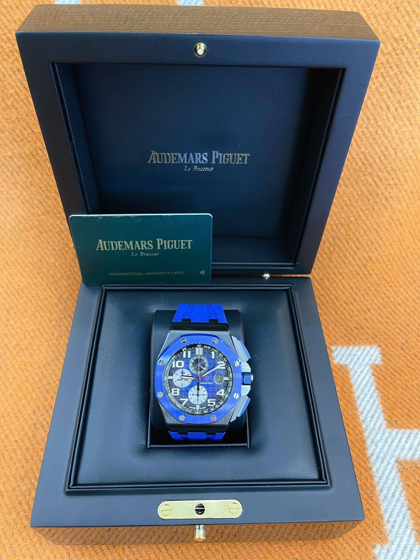 May be an image of wrist watch and text that says 'AUDEMARSPIGUET 고보랑합. AUDEMARS PIGUET AUDEMARSPIGUET &Brasrus AUDEMARS PIGUET'
