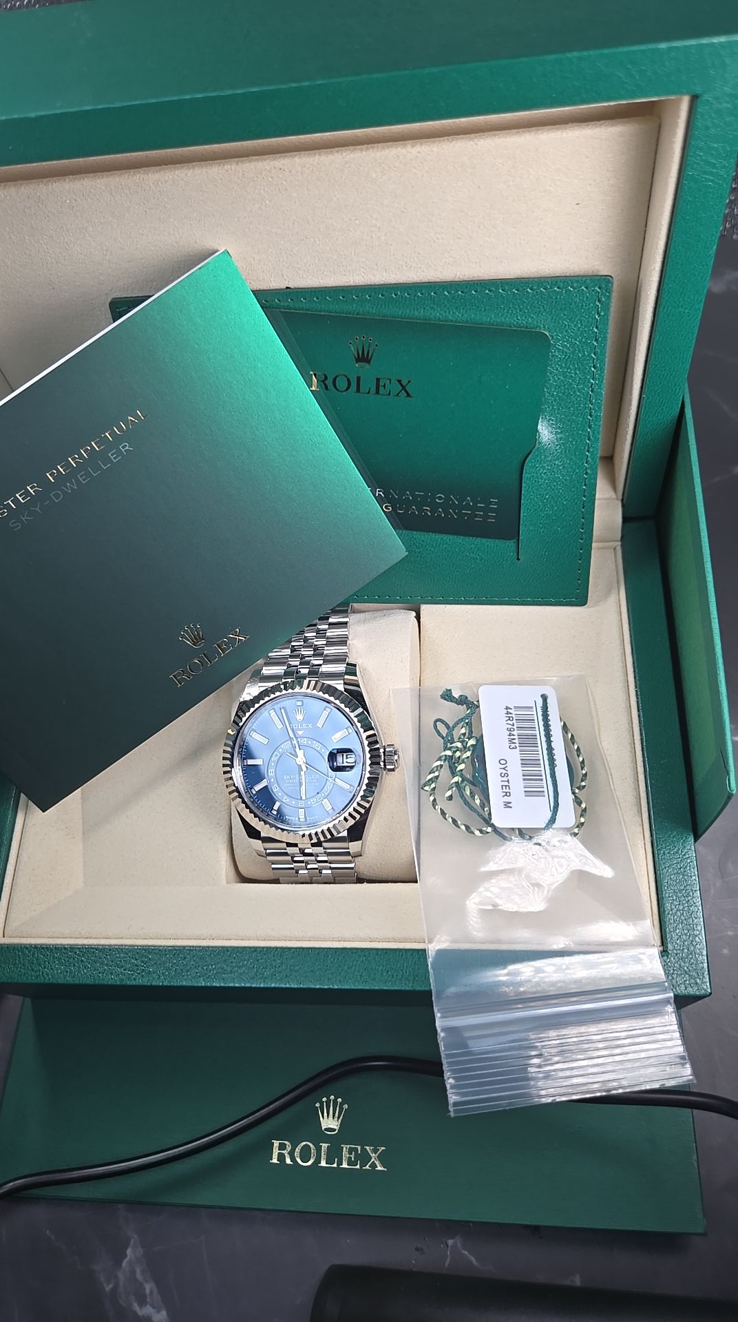 May be an image of wrist watch and text that says 'TUAI 我 PERPETUA R RPE TER R ΜΕ ጥ .크ISA பாட ፖ =C EL ROLEX'