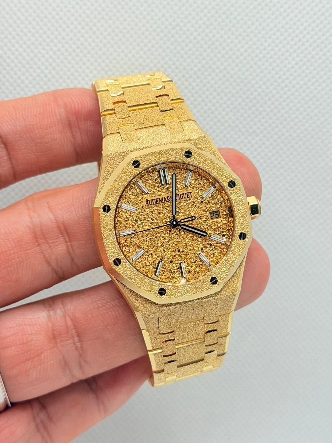 May be an image of wrist watch and text that says 'IL AUDEMARS GUET'