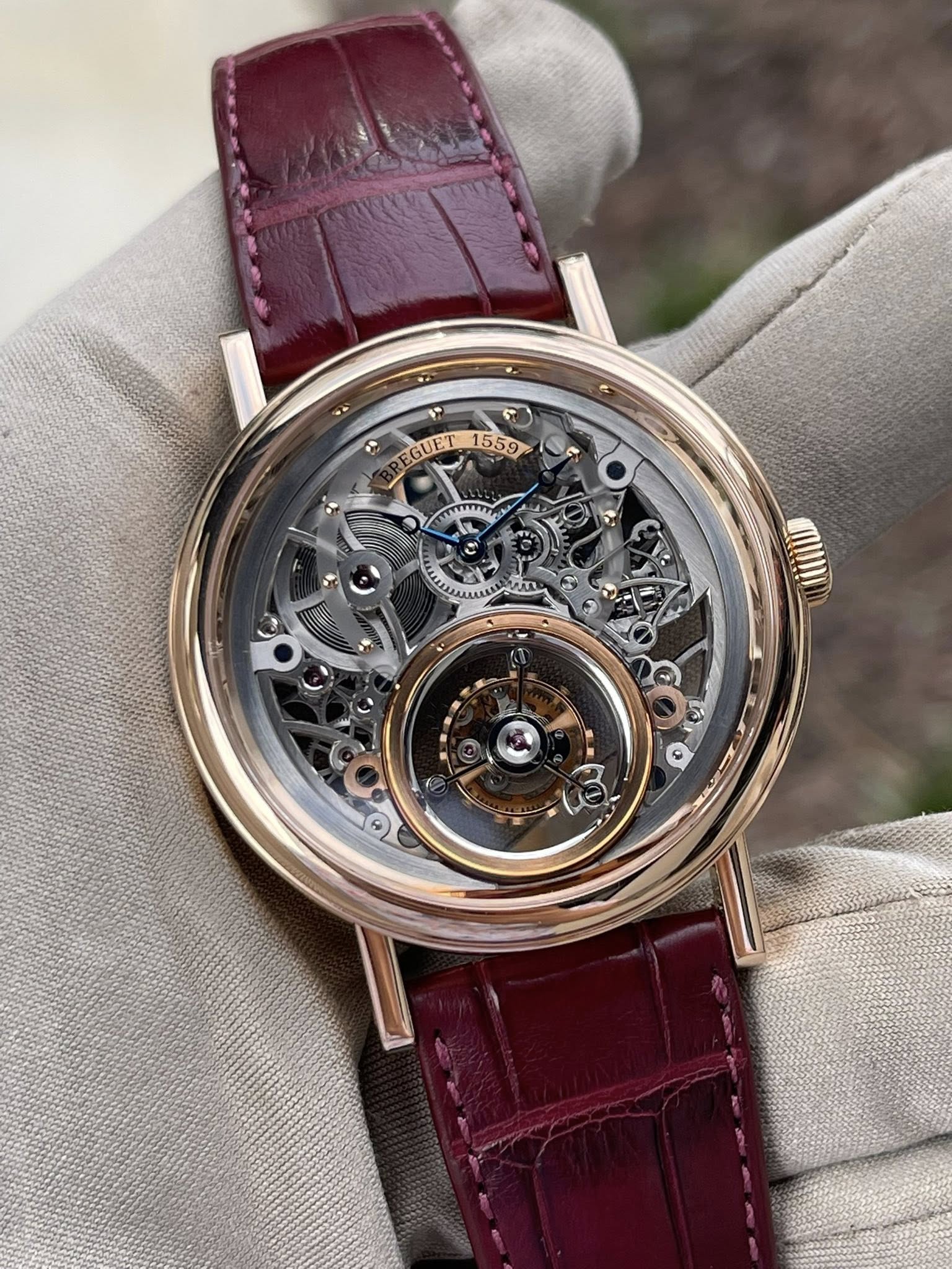 May be an image of wrist watch and text that says 'و EGUET 1559 ل dt 10 O.o'