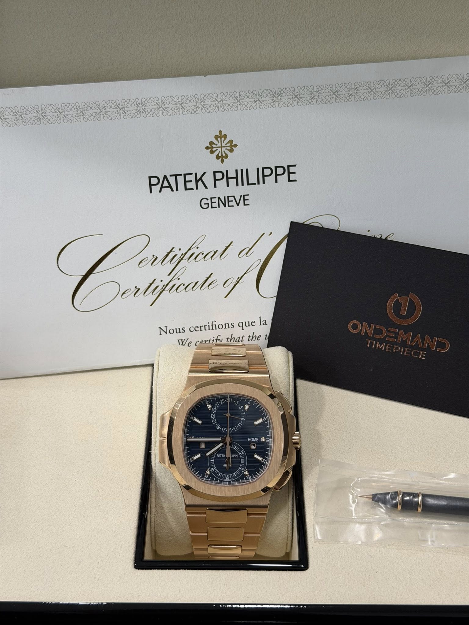 May be an image of wrist watch and text that says 'PATEK PATEKPHILIPPE PHILIPPE GENEVE CeифиR 0 d' Derlificate Nous certifions Nouscertifionsquela que la We cortife that the'