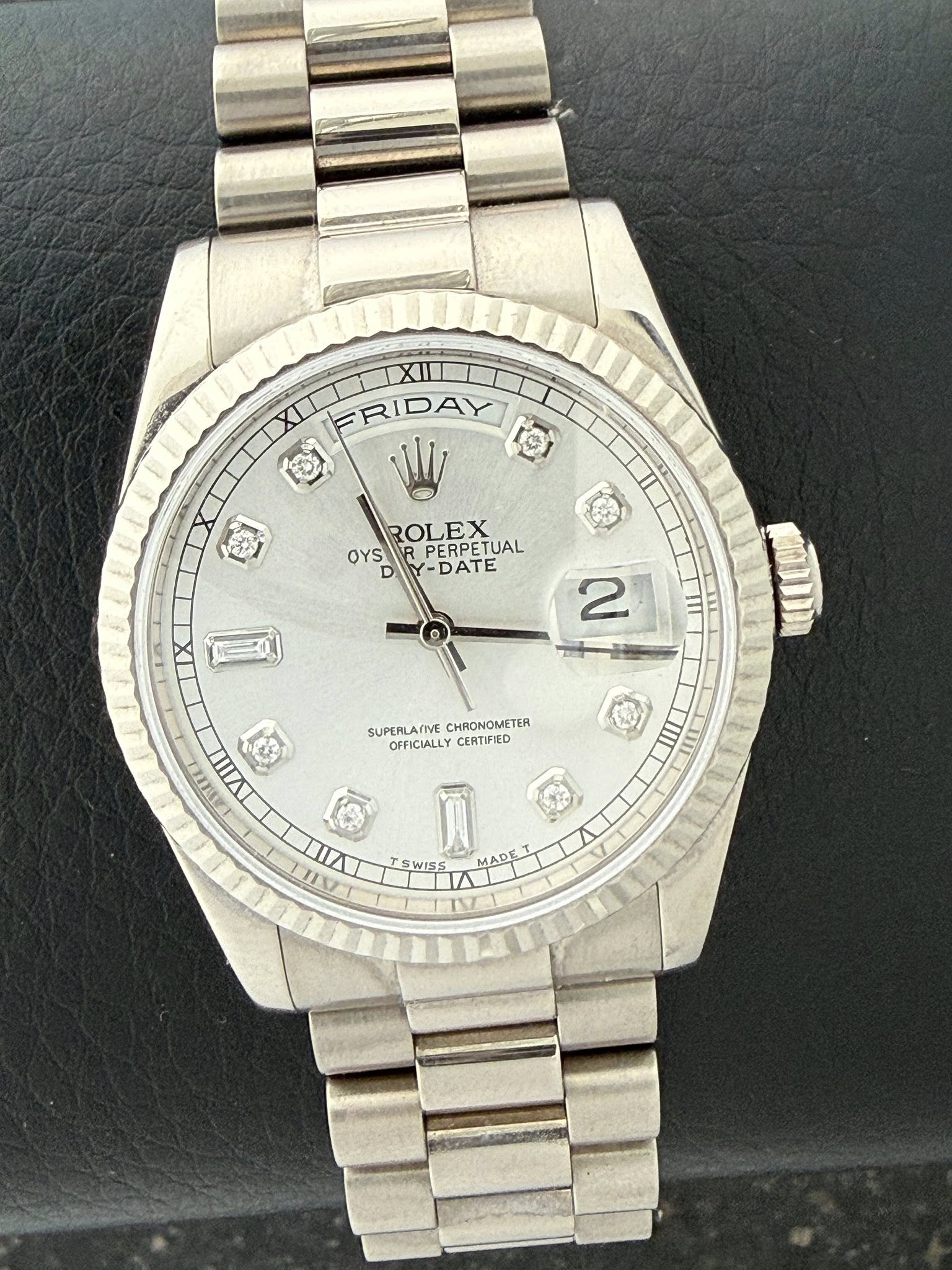 May be an image of wrist watch and text that says 'FRIDAY toi ණ ly 包 ROLEX PERPETUAL OYS -DATE 2 eY しき SUPERLAMIVE CHRONOMETER OFFICIALLY SUPERLATVECHRONOLLSTER CERTIFIED 国 III ក…