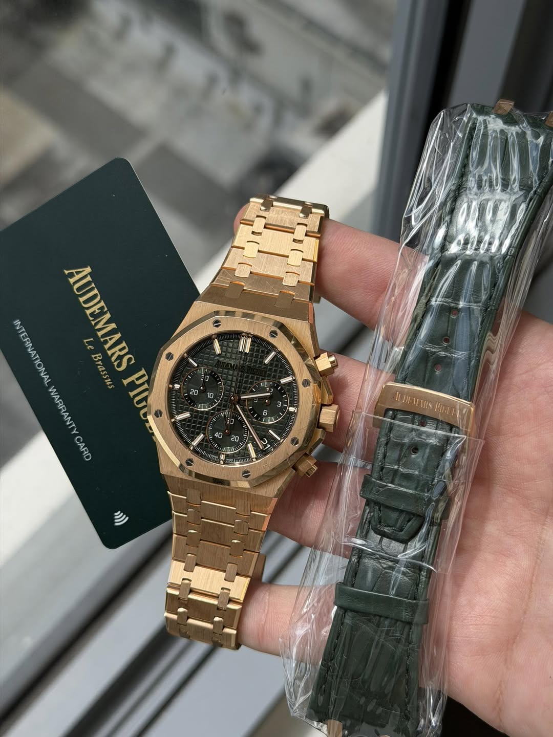 May be an image of wrist watch and text that says 'INTERNATIONAL AUDEMARS Le Brassus WARRANTYCARD CARD WARRANTY F h 때 JUSMEMAIEN WARN Paas ")))'