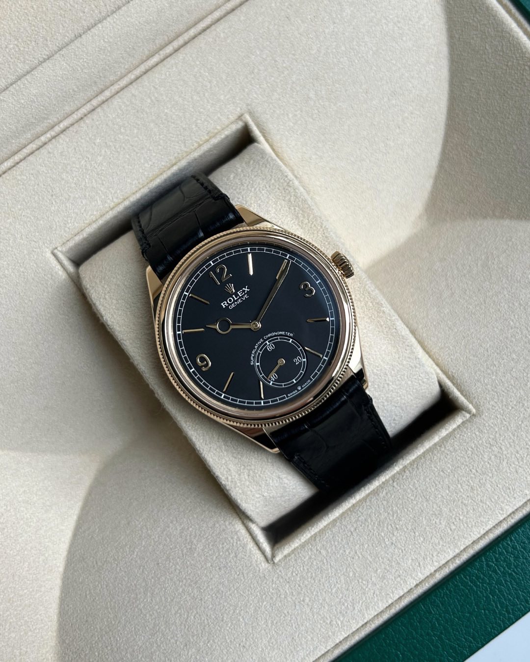 May be an image of wrist watch and text that says 'Cr m ROMEVE X ROL EX RO 0 60'